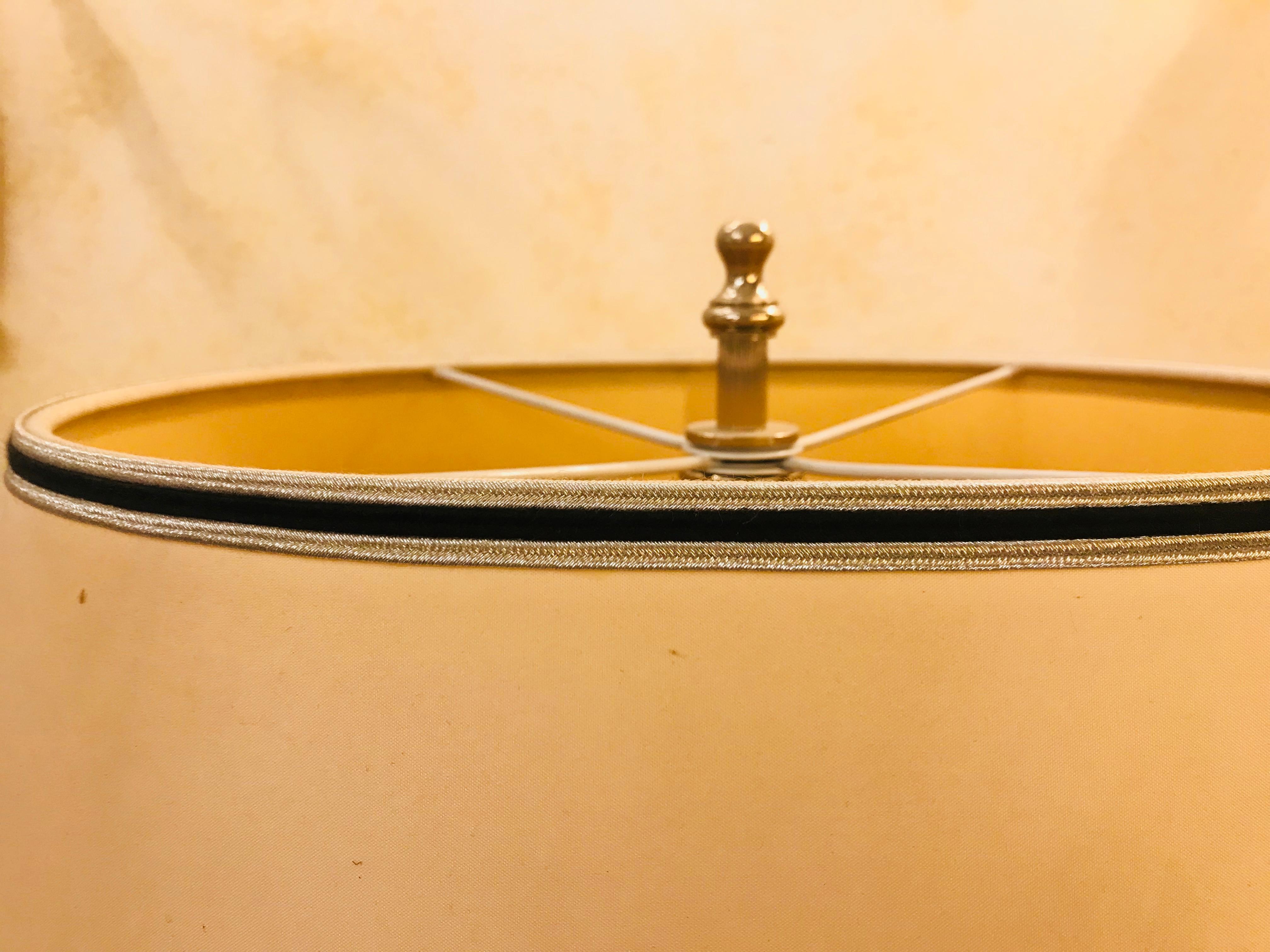 XXIe siècle et contemporain Lampe de style néoclassique en bronze doré et marbre obélisque de Gherardo Degli Albizzi en vente
