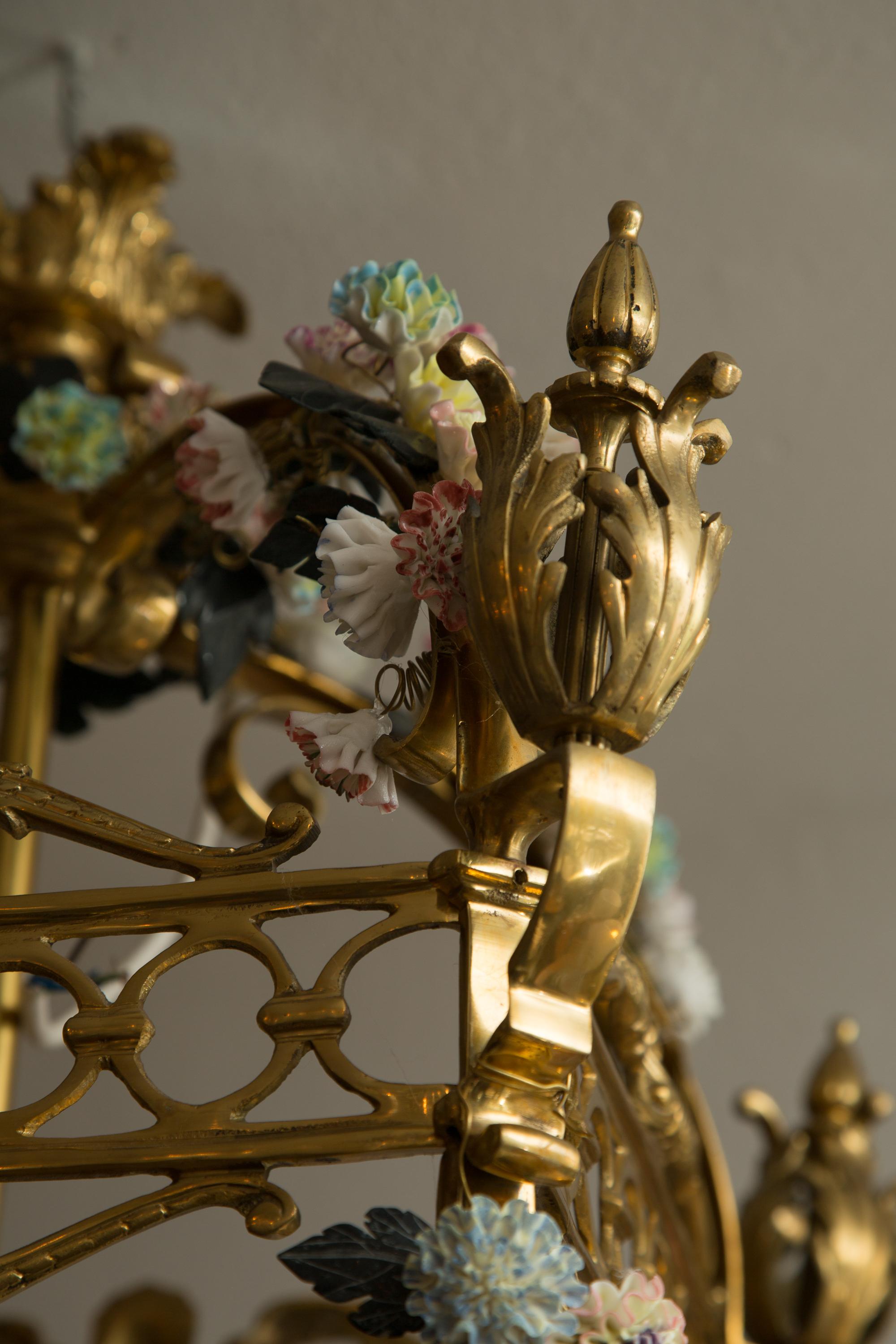 Italian Neoclassical Style Gilt Bronze Chandelier with Porcelain Decoration