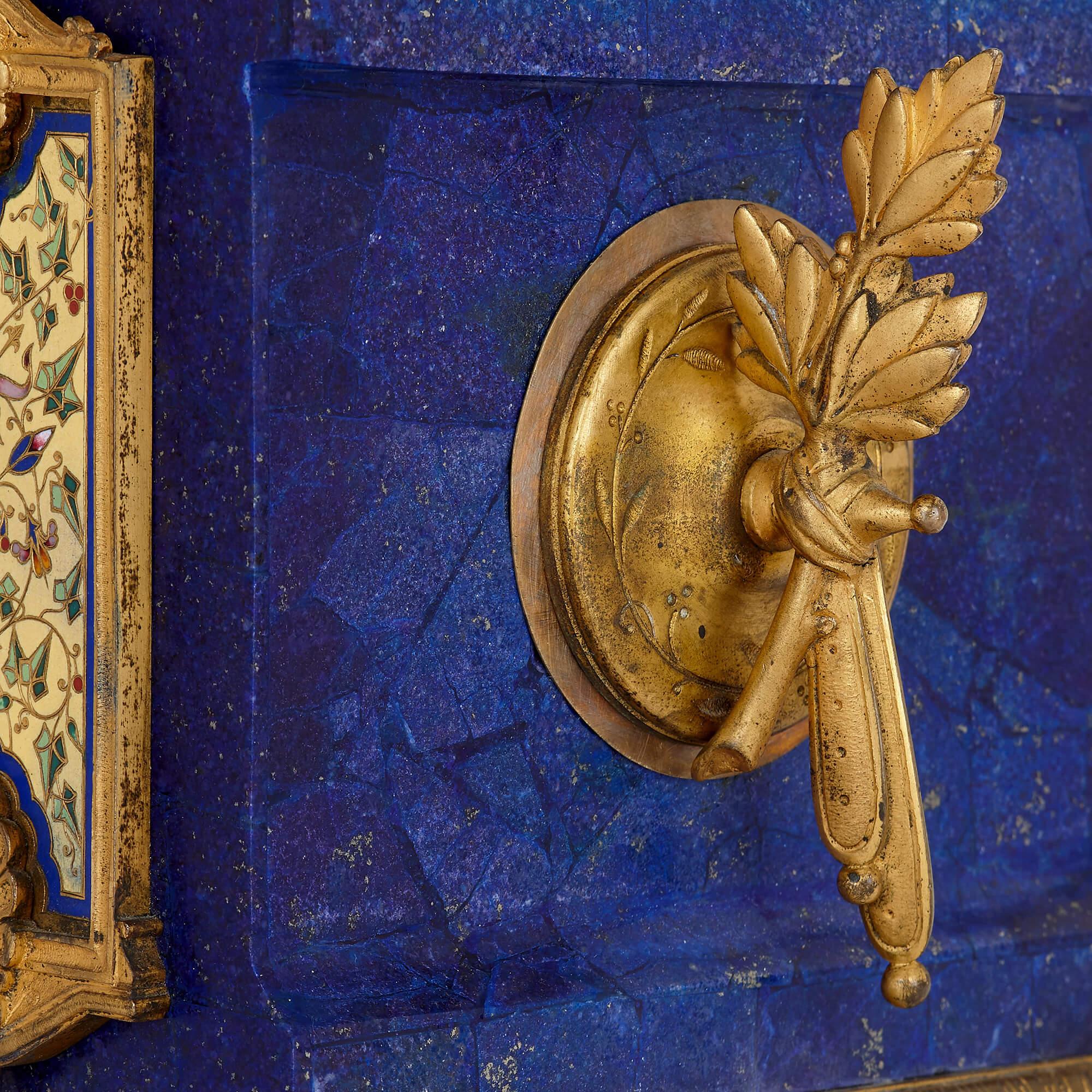 Pendule de cheminée de style néoclassique en bronze doré, émail et lapis-lazuli Bon état - En vente à London, GB