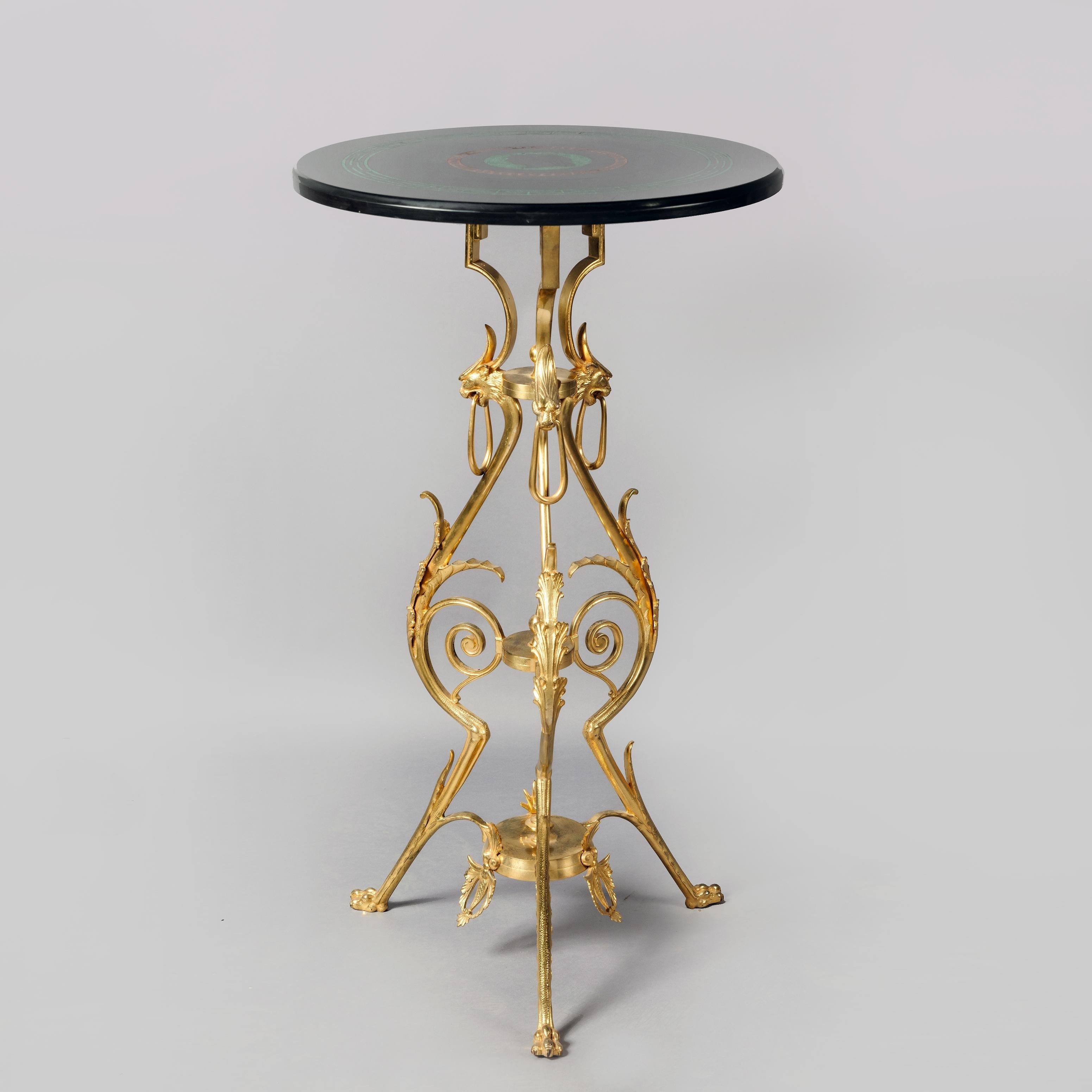 Doré Guéridon de style néoclassique en bronze doré attribué à Ferdinand Barbedienne en vente