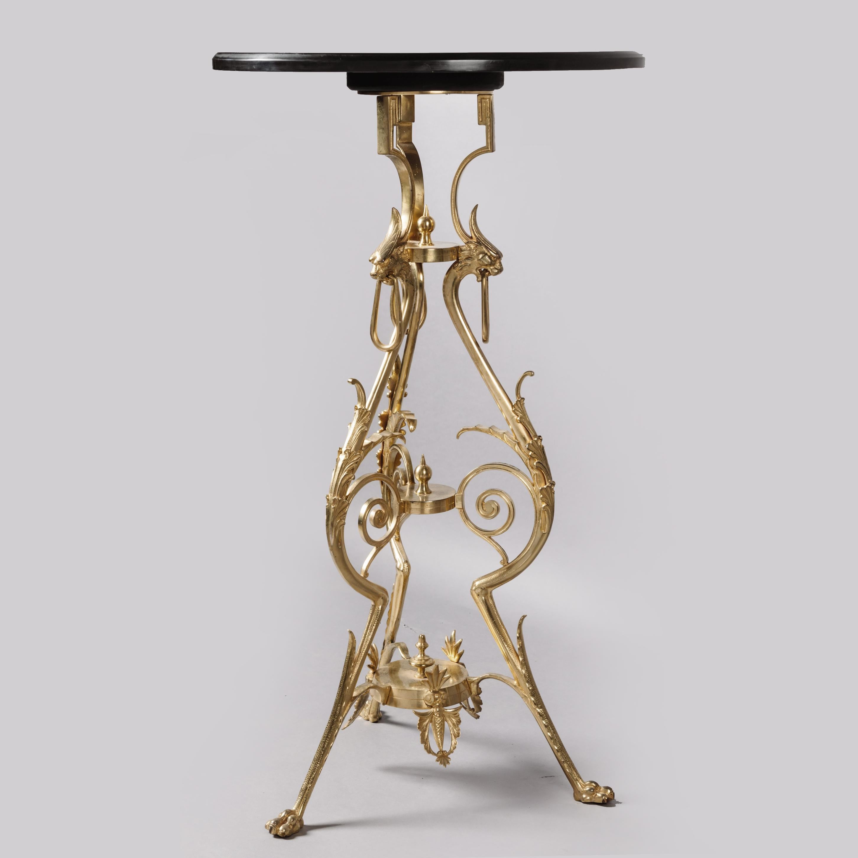 Milieu du XIXe siècle Guéridon de style néoclassique en bronze doré attribué à Ferdinand Barbedienne en vente