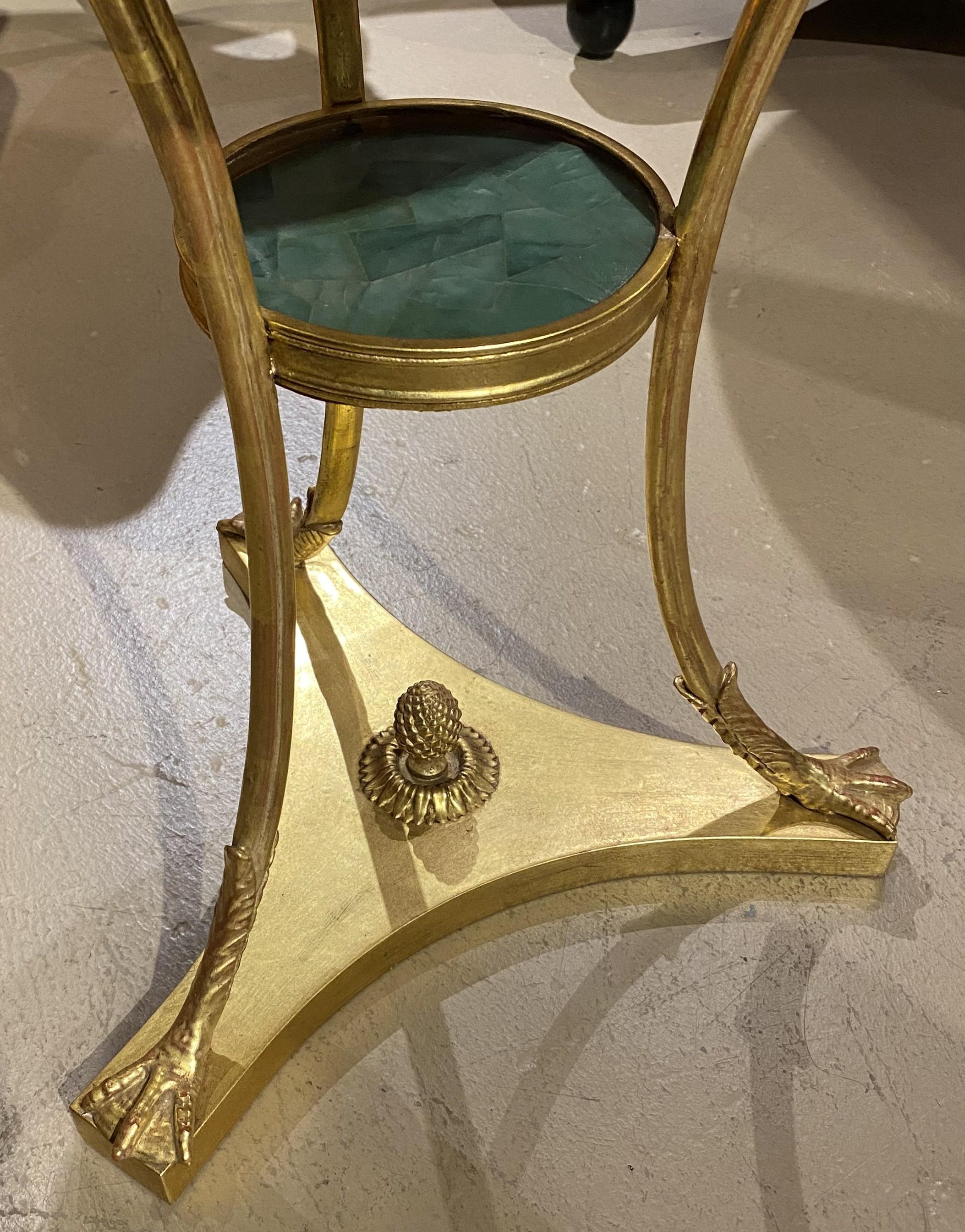 Doré Gueridon en bronze doré de style néoclassique avec dessus en pierre verte