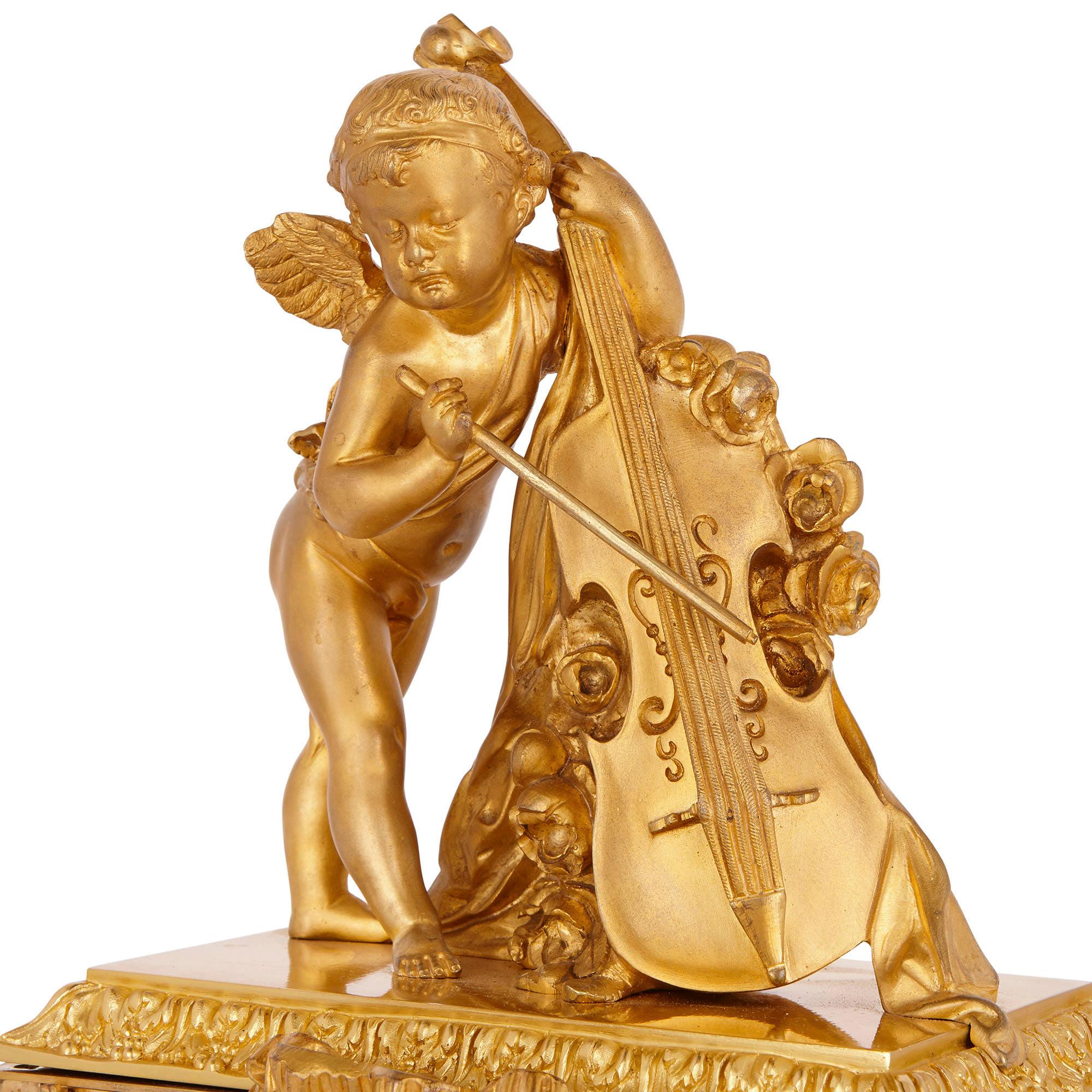 Kaminuhr im neoklassischen Stil aus vergoldeter Bronze und montiertem Glas  (Vergoldet) im Angebot