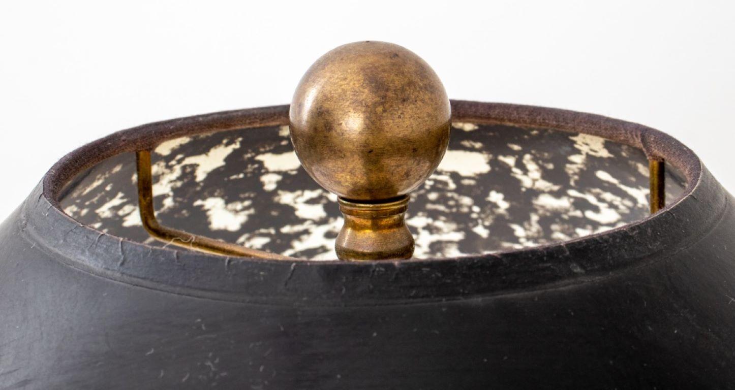 Lampe de table à colonne en métal doré de style néoclassique Bon état - En vente à New York, NY