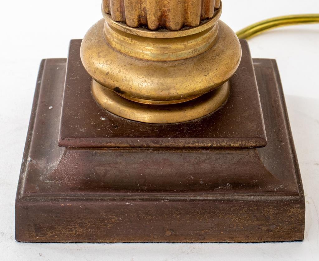 20ième siècle Lampe de table à colonne en métal doré de style néoclassique en vente
