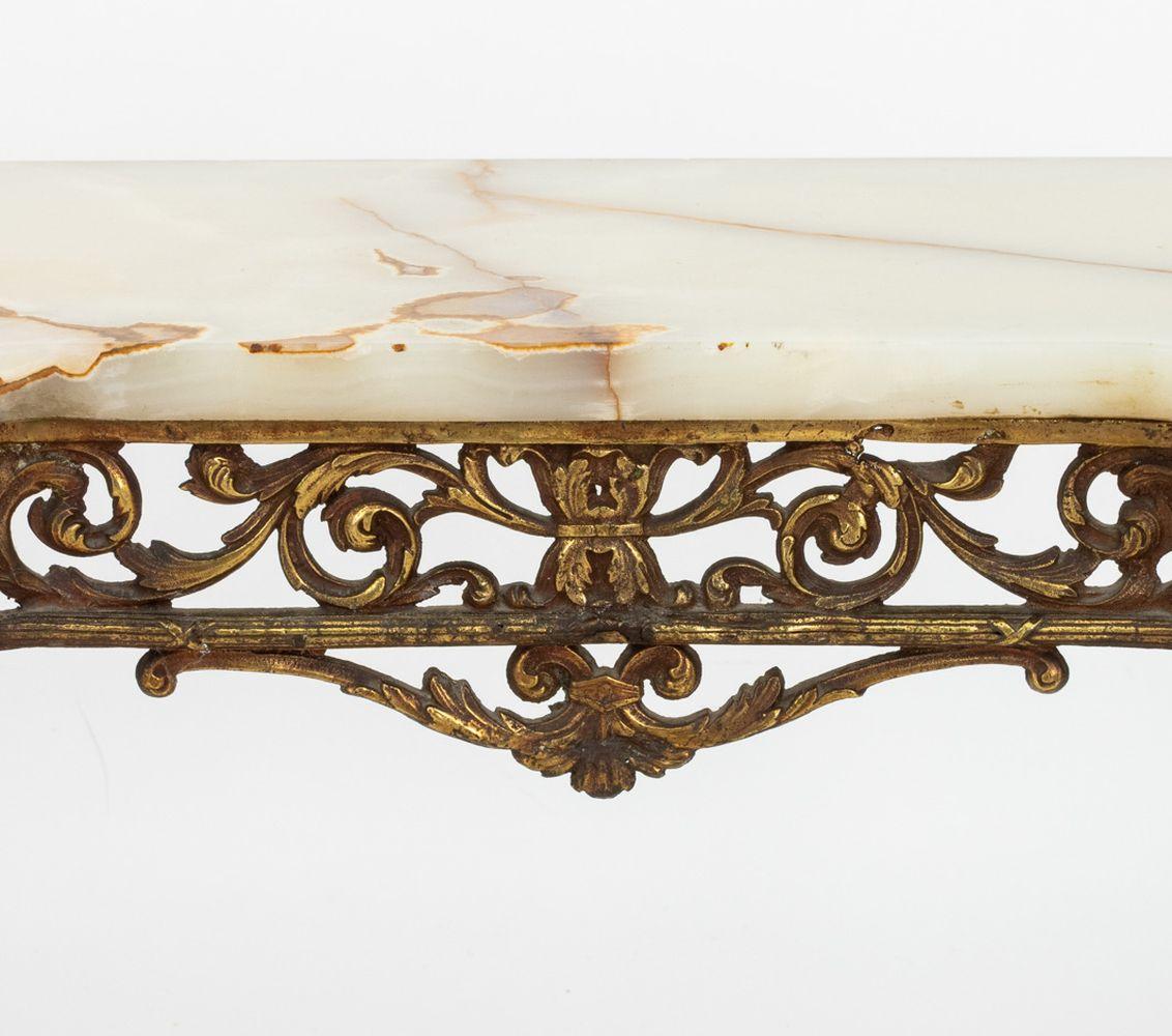 Consola de metal dorado y ónice de estilo neoclásico Dorado en venta