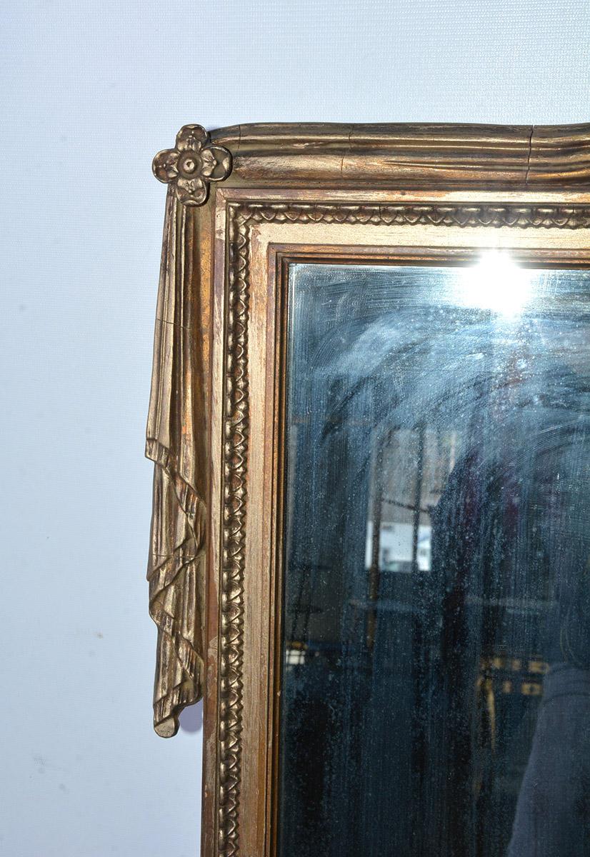 Neoclassical-Style Gilt Mirror In Good Condition In Sheffield, MA