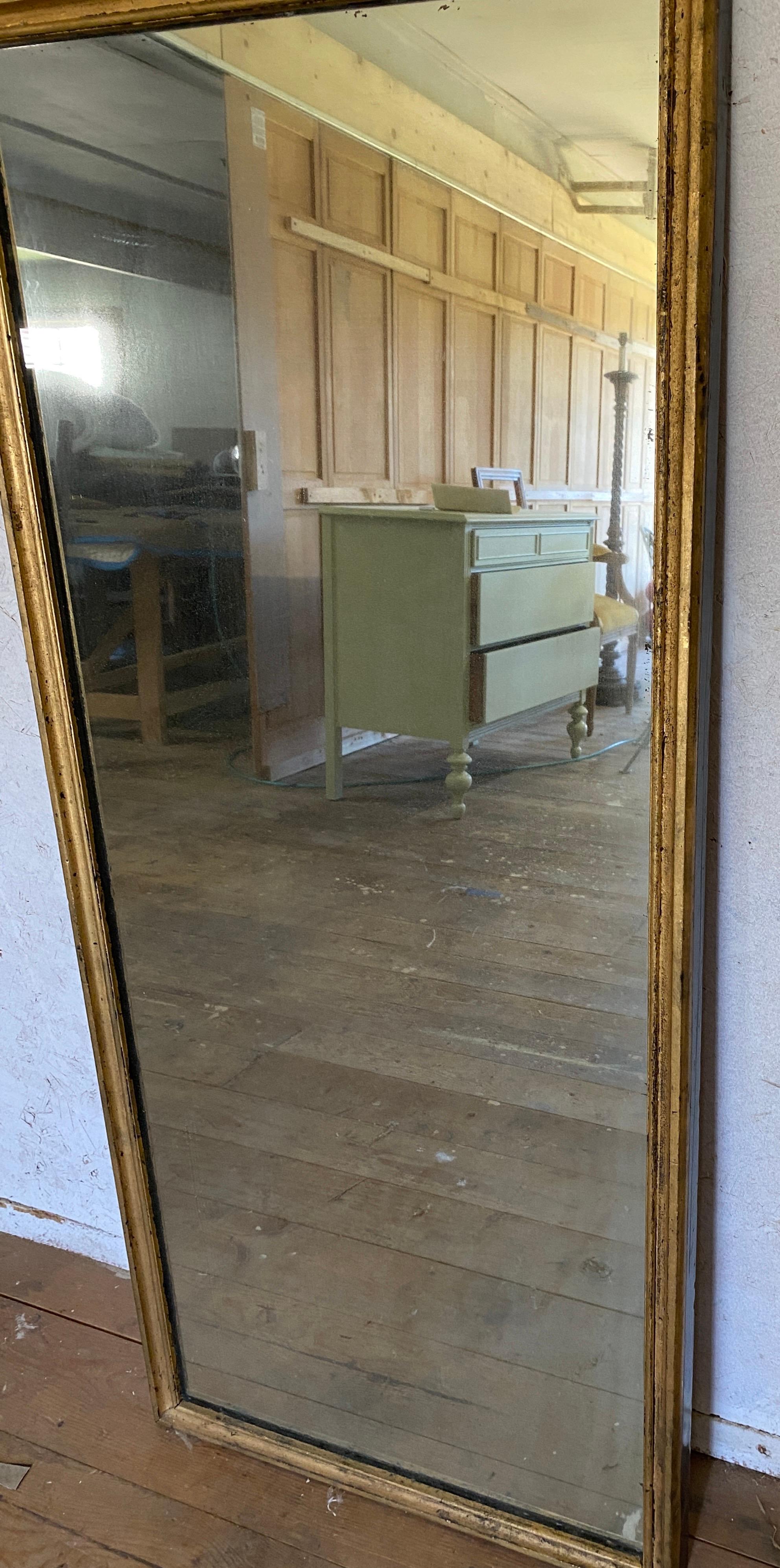 Uno specchio da terra a figura intera in stile neoclassico può essere un'aggiunta meravigliosa a qualsiasi stanza.  Questo specchio è perfetto per l'ingresso, la fine del corridoio, lo spogliatoio o la camera da letto.
La cornice in legno dorato