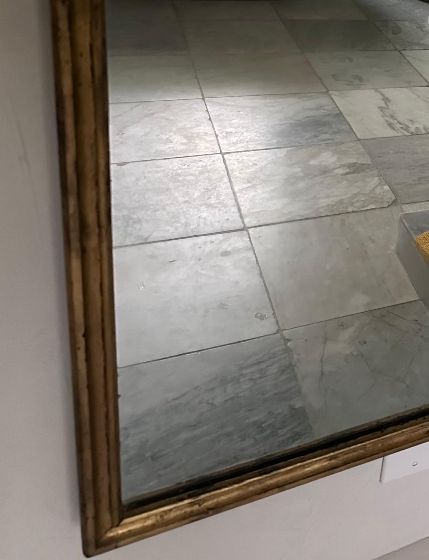 Specchio a figura intera in legno dorato in stile neoclassico In condizioni buone in vendita a Sheffield, MA
