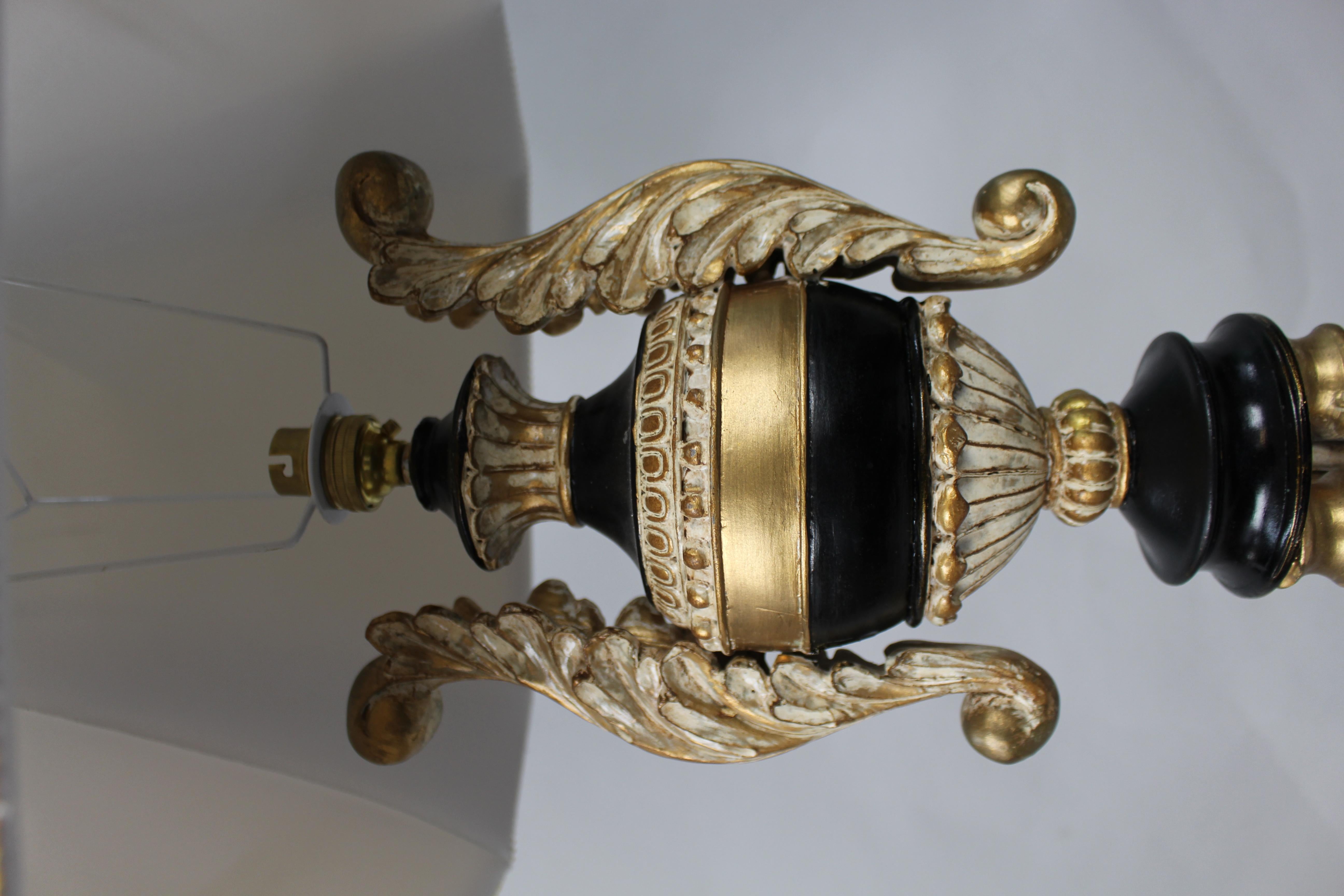 20ième siècle Lampe de table en bois doré et ébonite de style néoclassique en vente