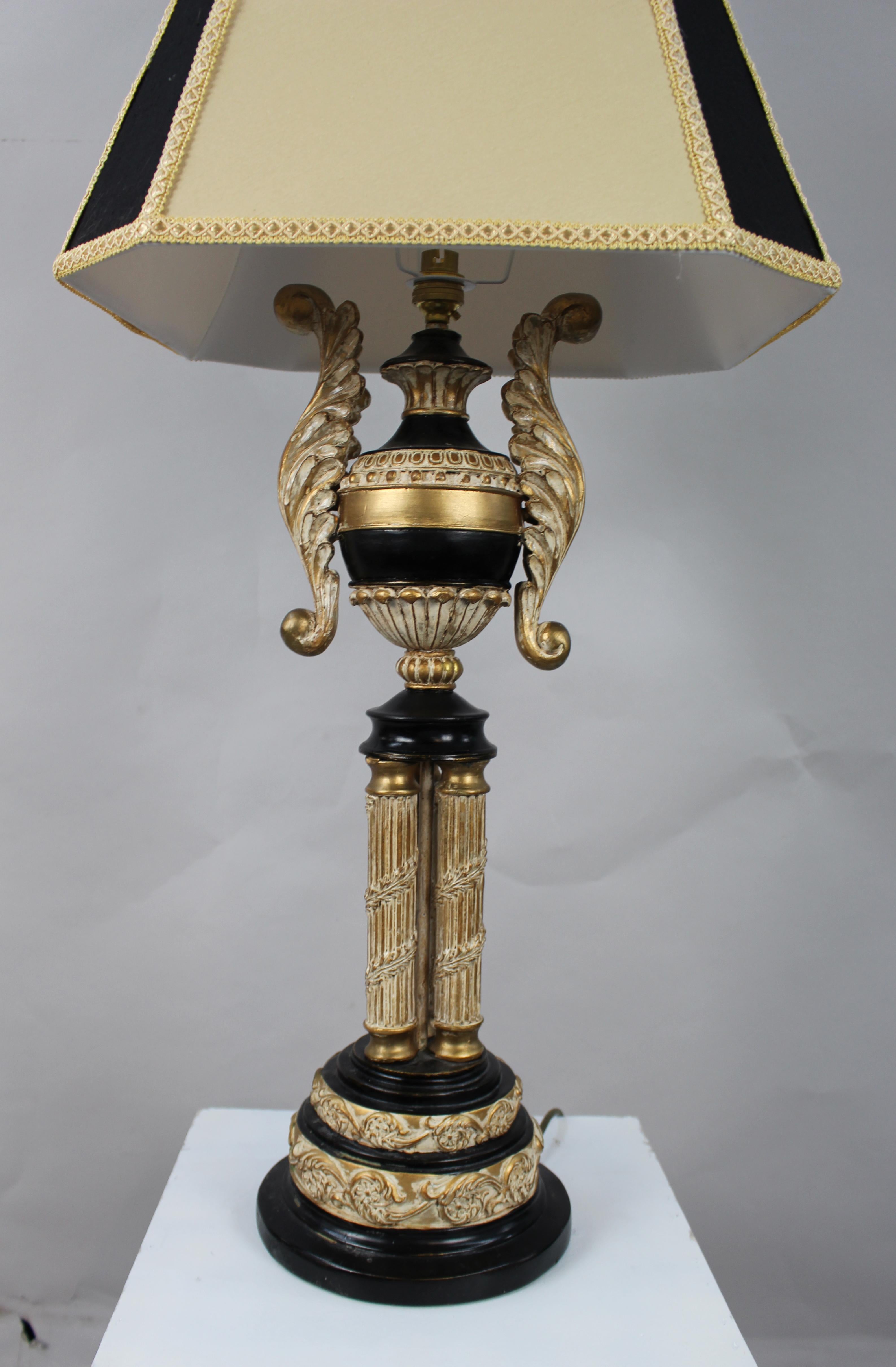 Chrome Lampe de table en bois doré et ébonite de style néoclassique en vente