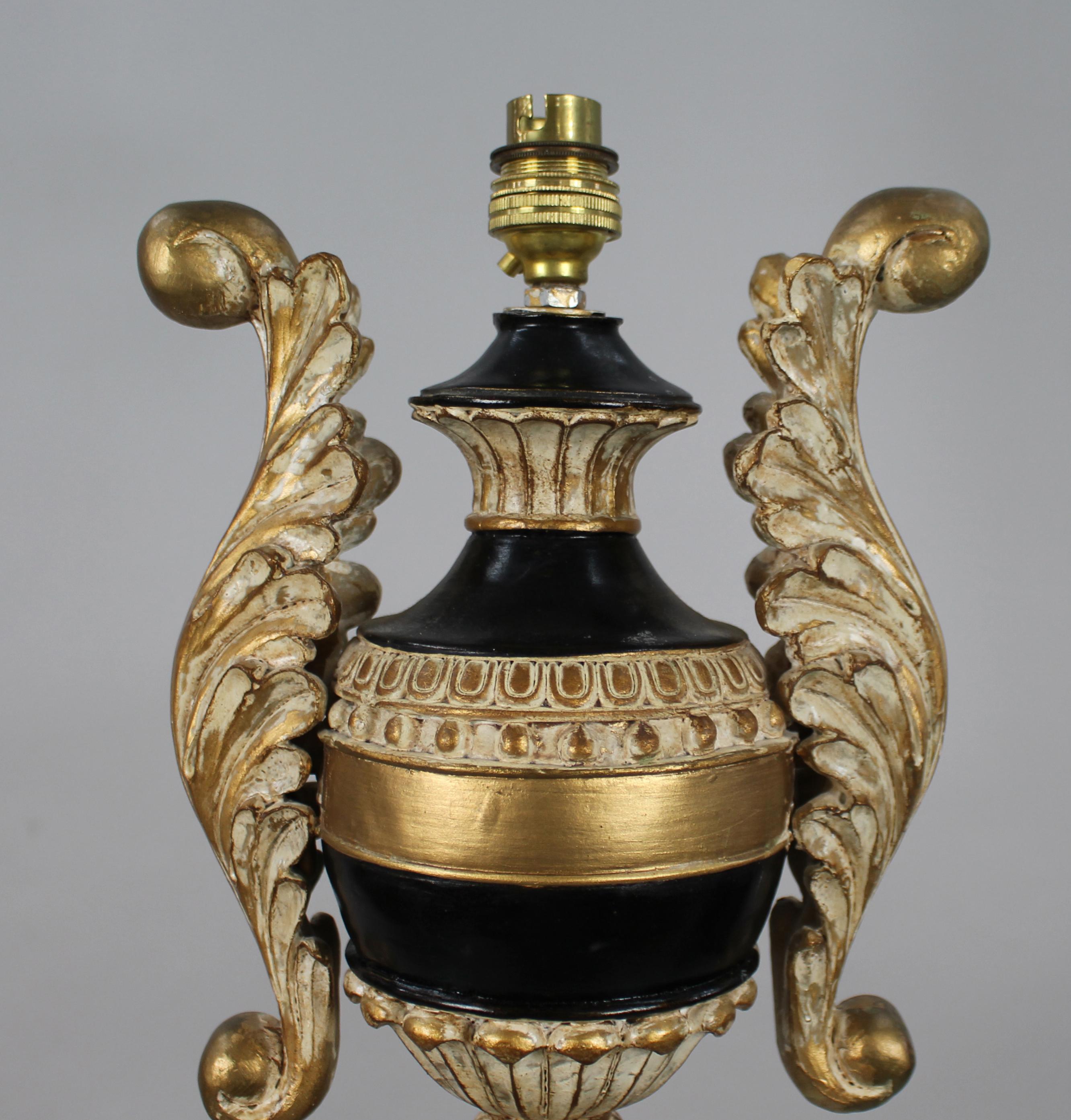Lampe de table en bois doré et ébonite de style néoclassique en vente 4