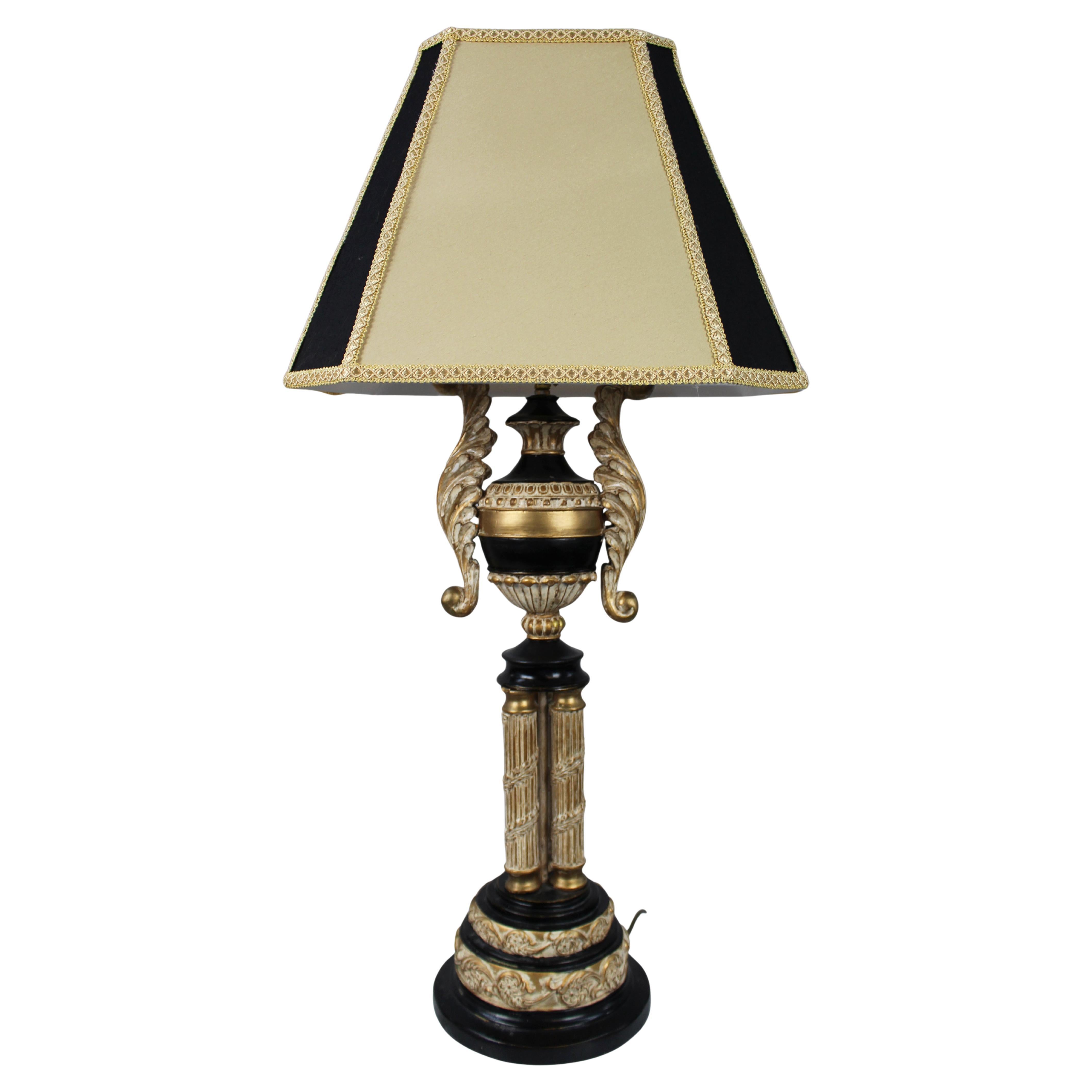 Lampe de table en bois doré et ébonite de style néoclassique en vente