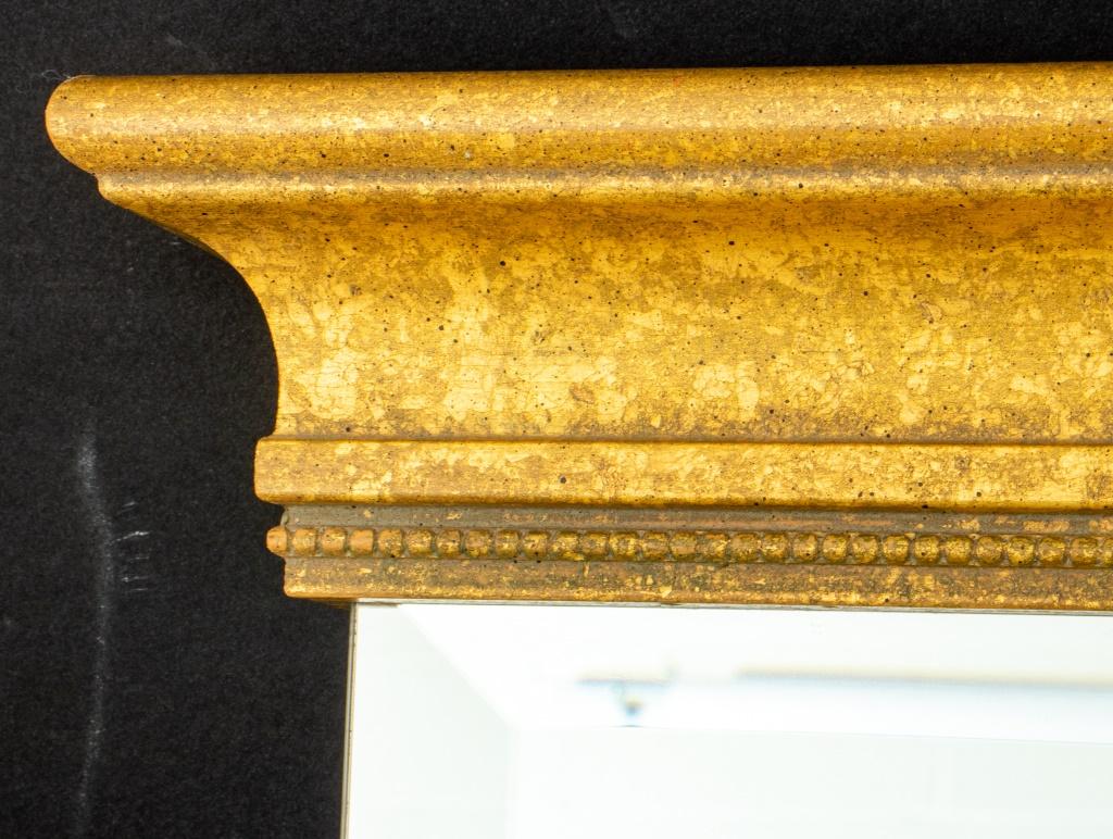 Néoclassique Miroir biseauté en bois doré de style néoclassique en vente