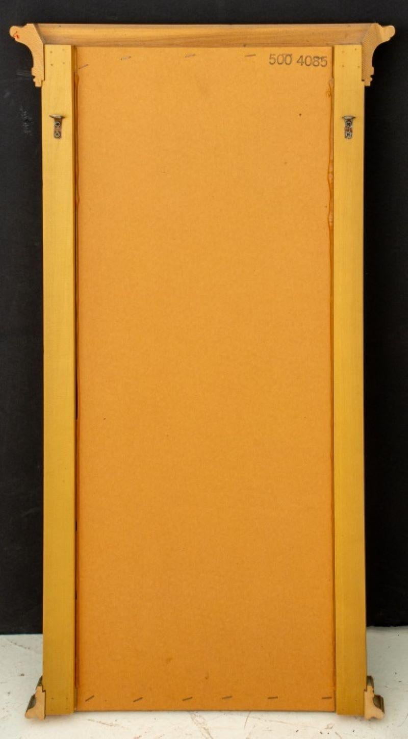 20ième siècle Miroir biseauté en bois doré de style néoclassique en vente