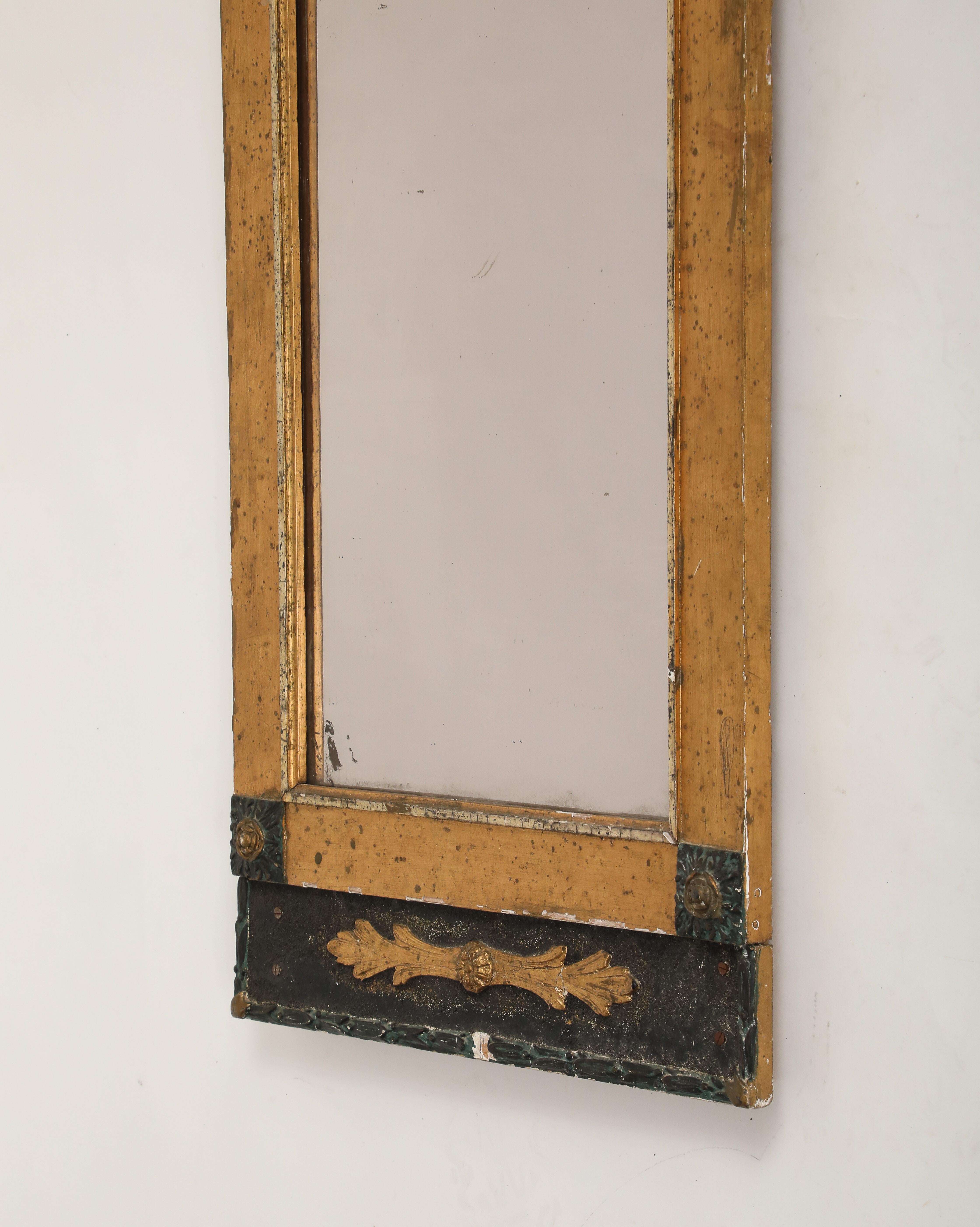 Espejo de madera dorada y bronce de estilo neoclásico en venta 5