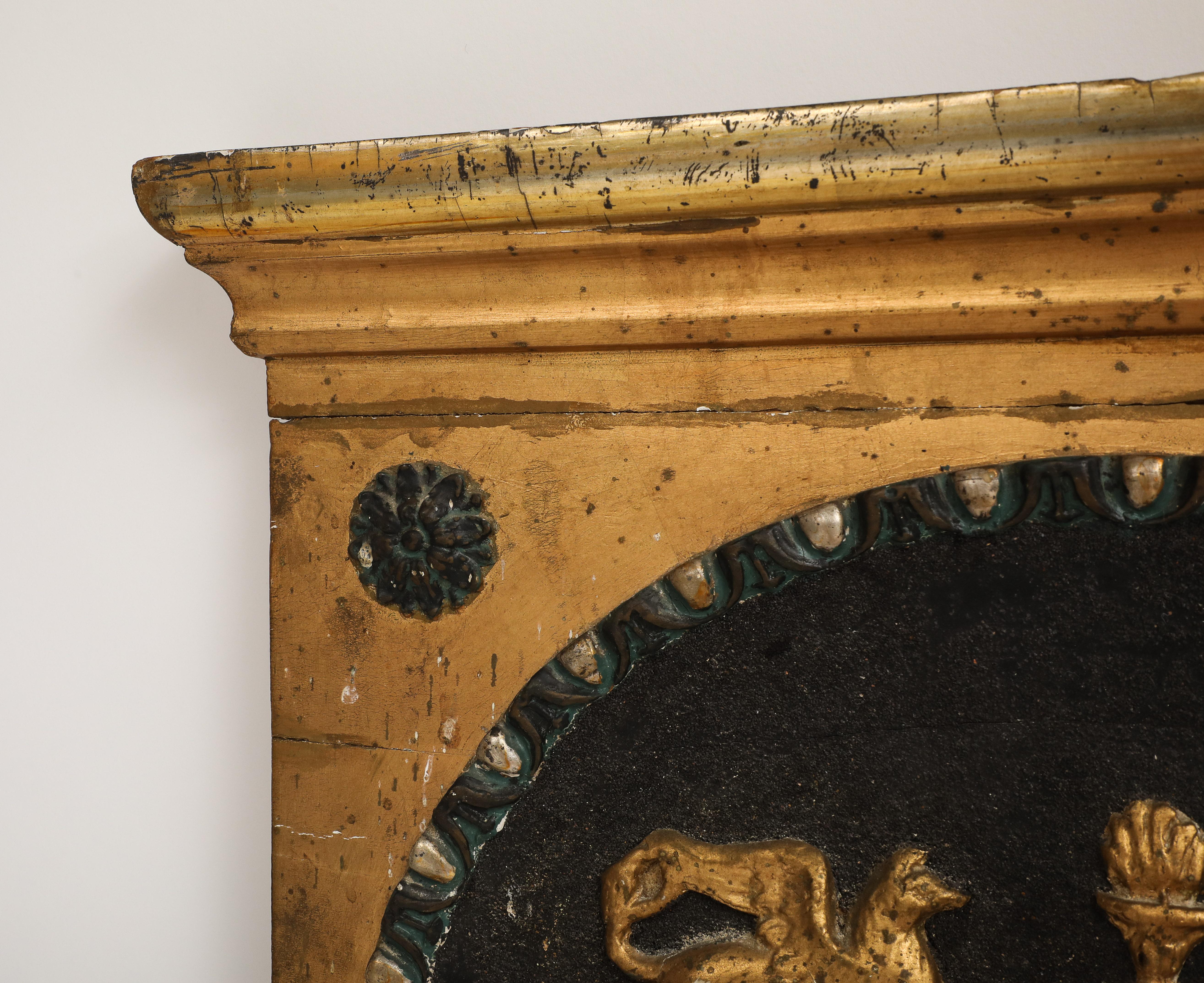 Espejo de madera dorada y bronce de estilo neoclásico en venta 9