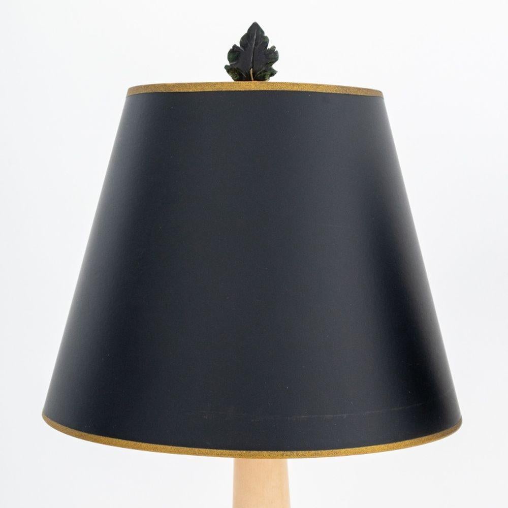 Paar vergoldete und bemalte Tischlampen in Form von Kerzenständern aus geschnitztem Holz im neoklassischen Stil, mit schwarzen Schirmen und geschnitzten Steinblättern als Abschluss. 35,5