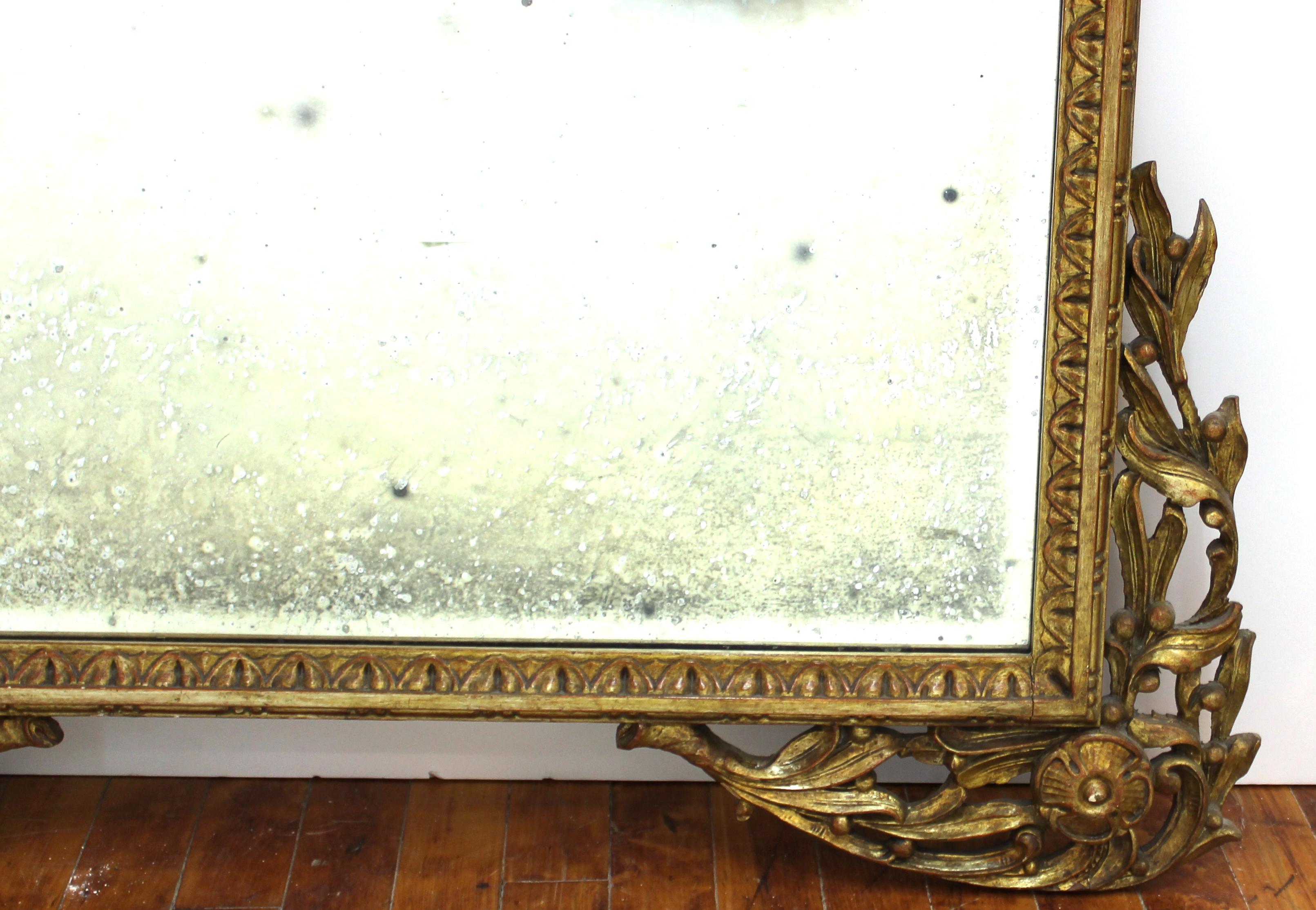 Néo-classique Miroir mural de style néoclassique en bois doré en vente