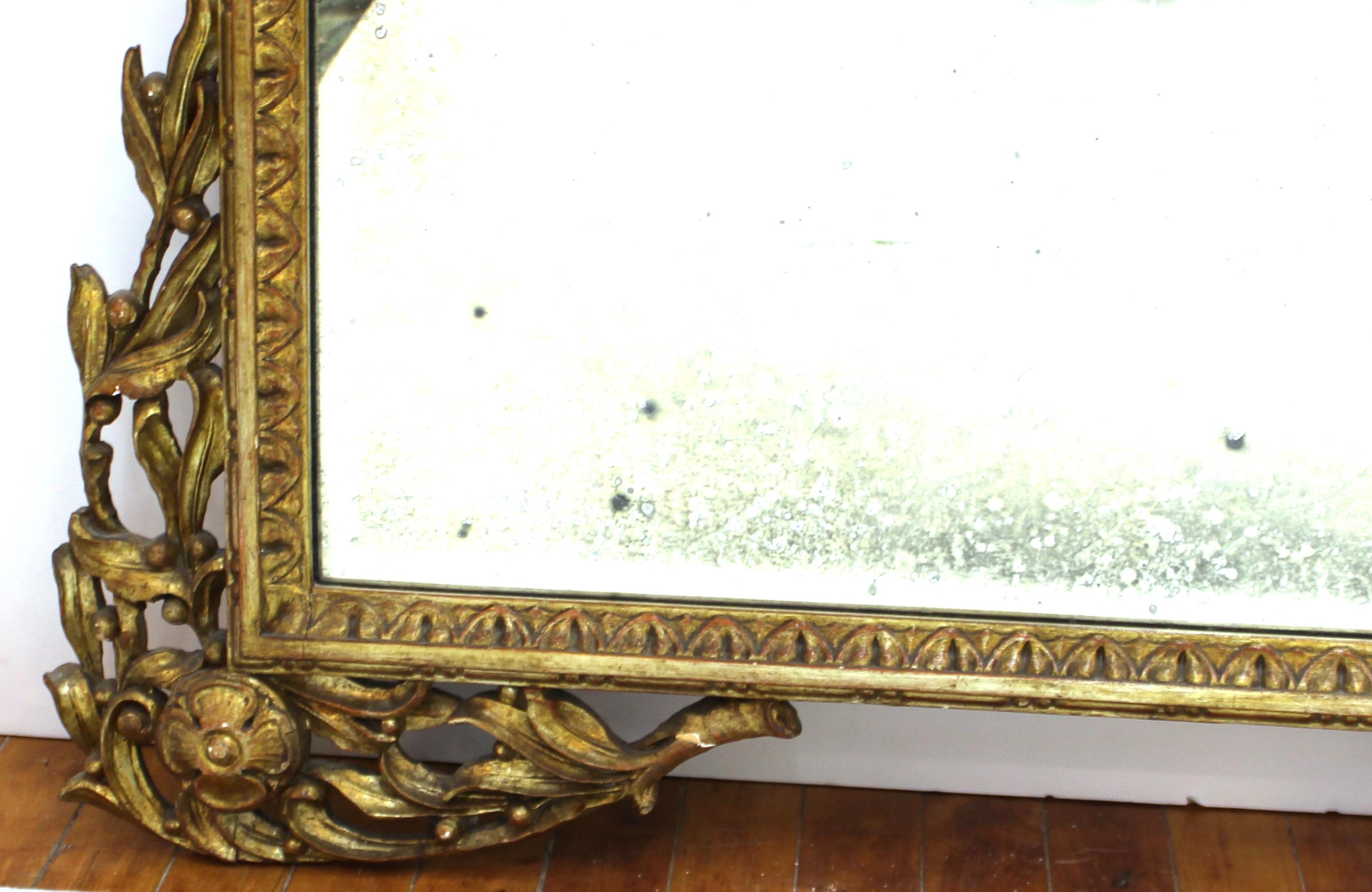 Européen Miroir mural de style néoclassique en bois doré en vente