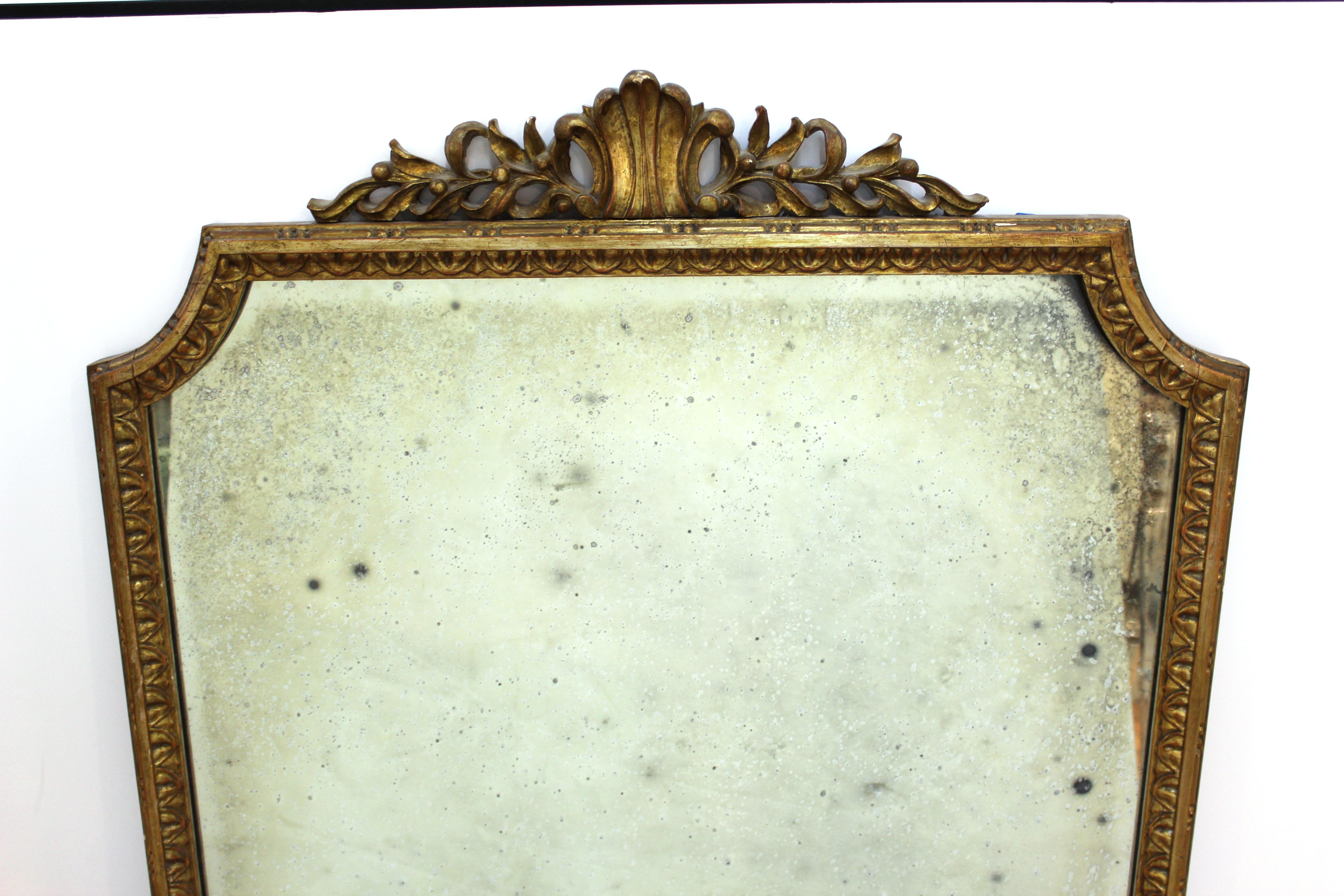 Miroir mural de style néoclassique en bois doré en vente 2