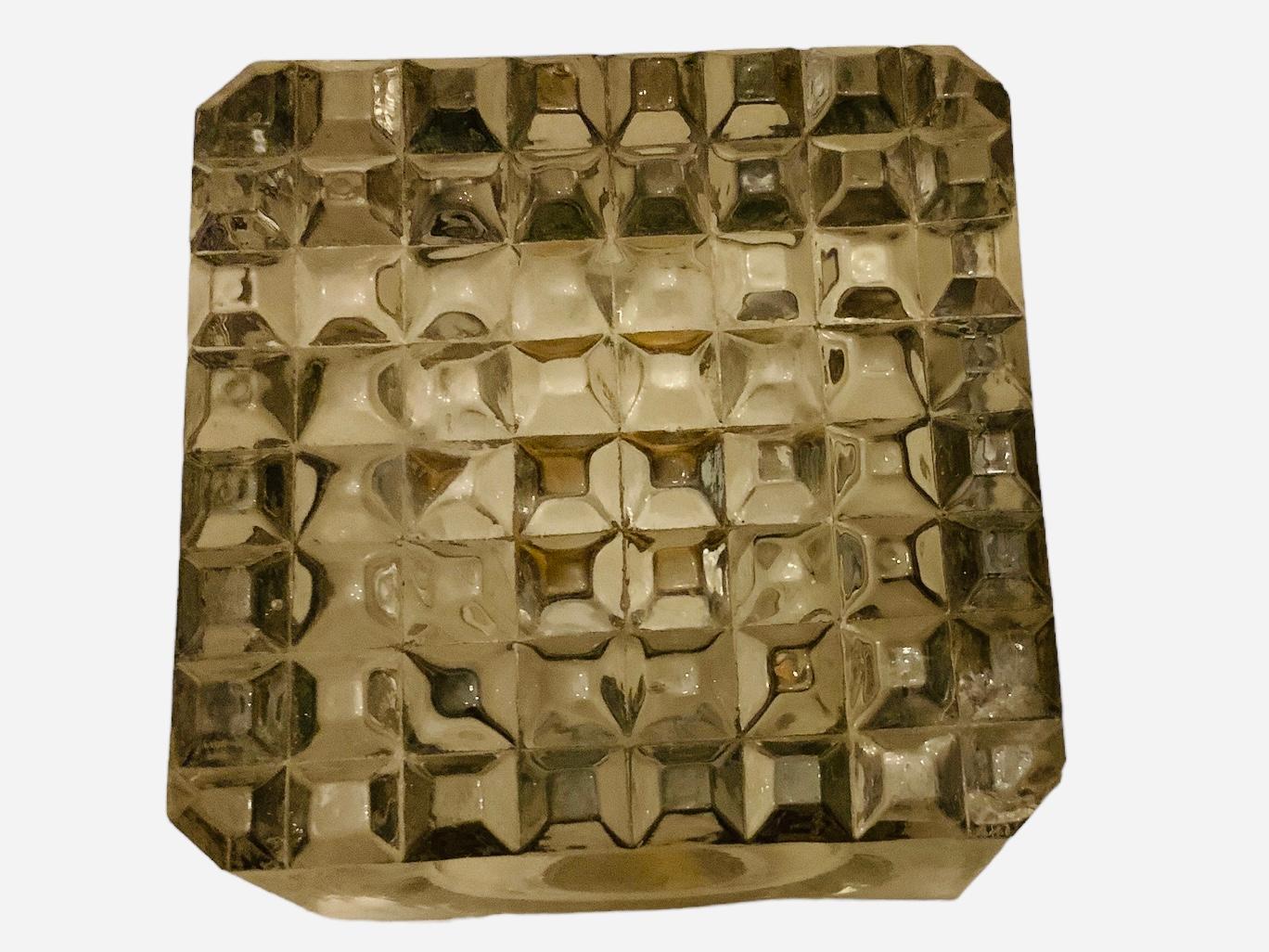 Si tratta di un calamaio in vetro in stile neoclassico. Raffigura una pesante bottiglia da calamaio in vetro di forma ottagonale. Il coperchio rotondo in bronzo con cerniera è ornato nella parte superiore da un profilo di soldato romano. La base