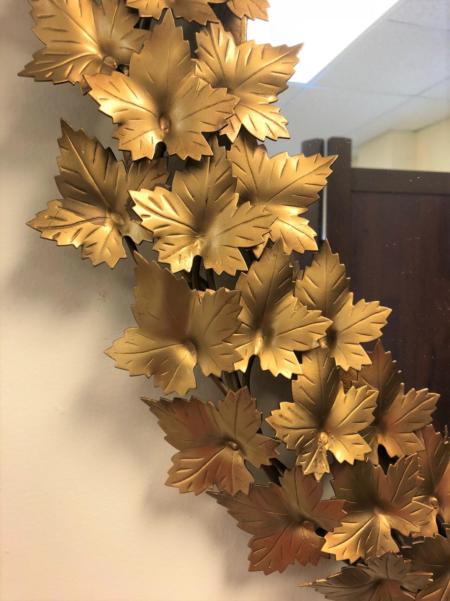 Néoclassique Miroir à fleurs dorées de style néoclassique en vente