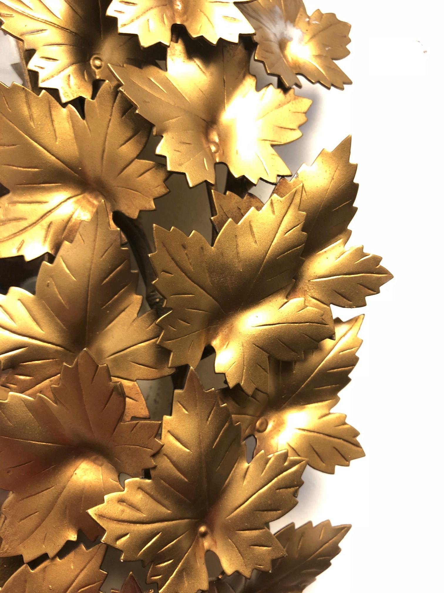 Miroir à fleurs dorées de style néoclassique Bon état - En vente à New York, NY
