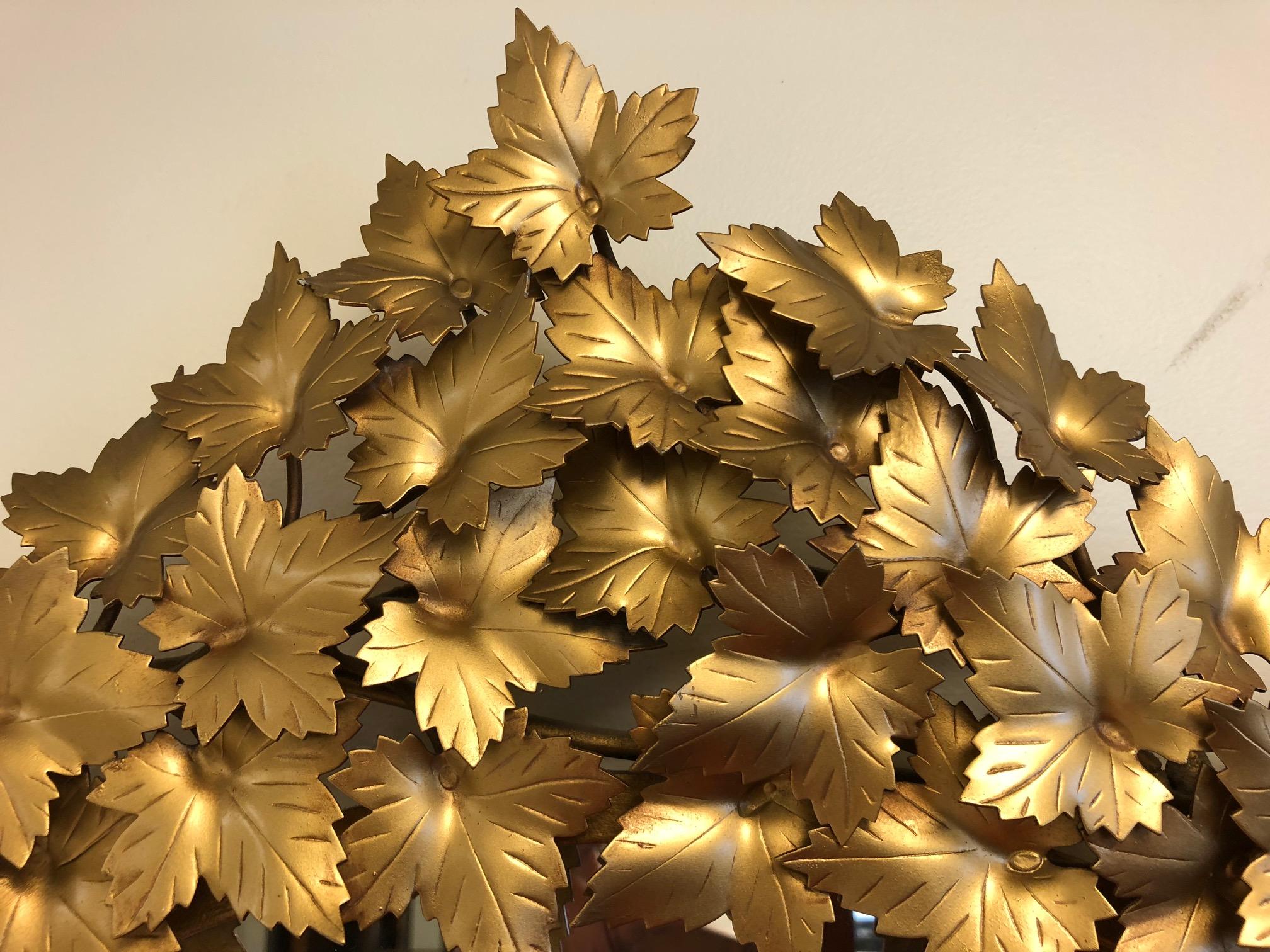 Milieu du XXe siècle Miroir à fleurs dorées de style néoclassique en vente