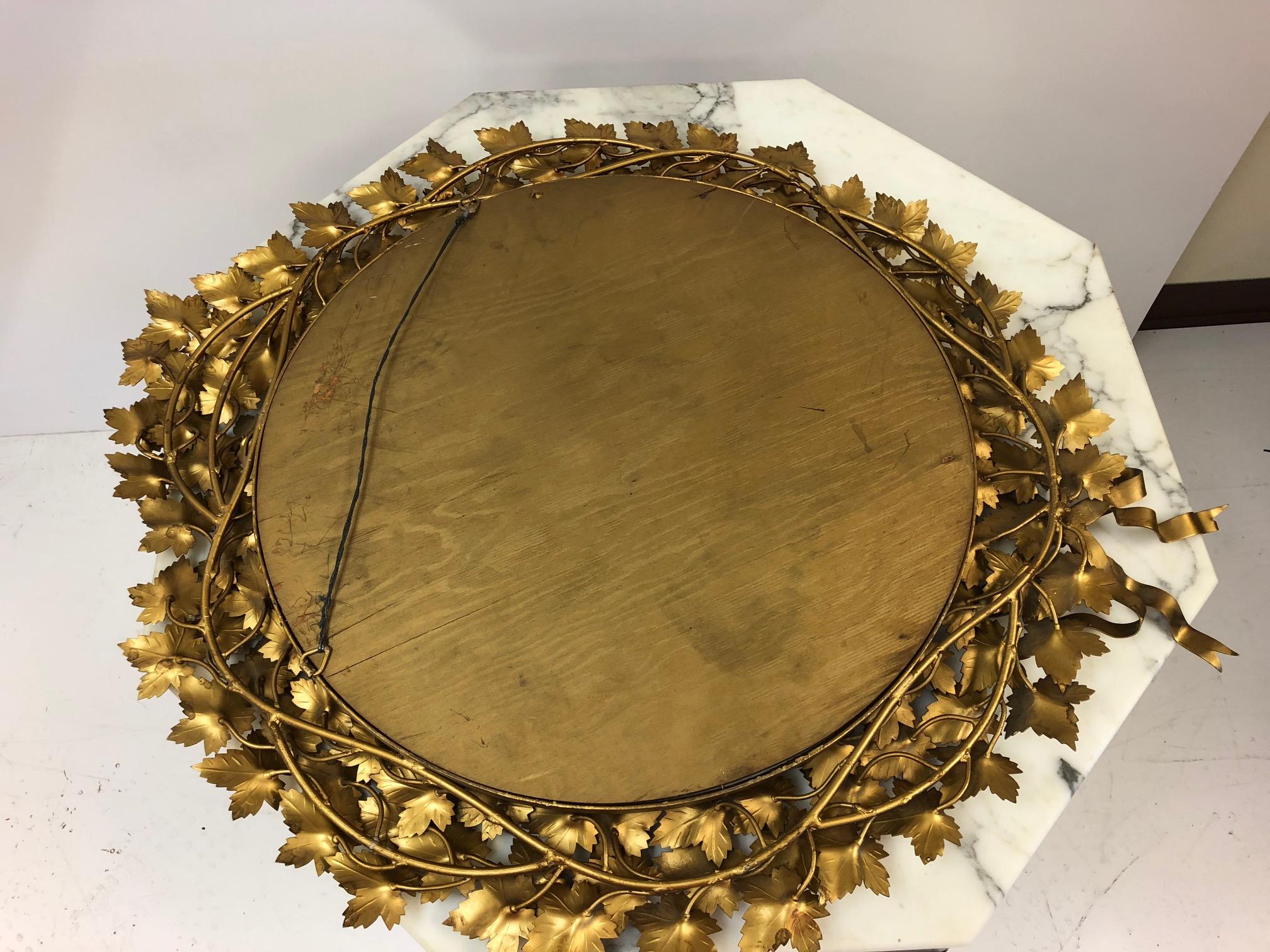 Métal Miroir à fleurs dorées de style néoclassique en vente