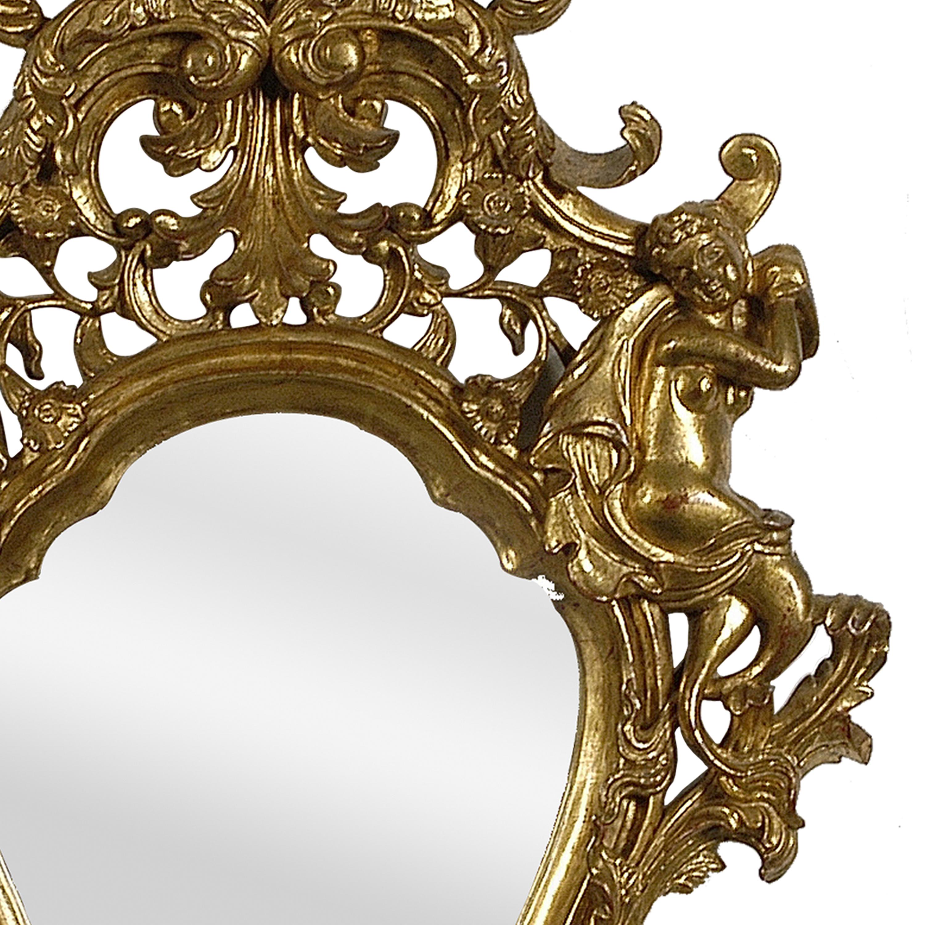 Intagliato a mano Coppia di specchi in legno intagliati a mano in lamina d'oro in stile neoclassico, Spagna, 1970 in vendita