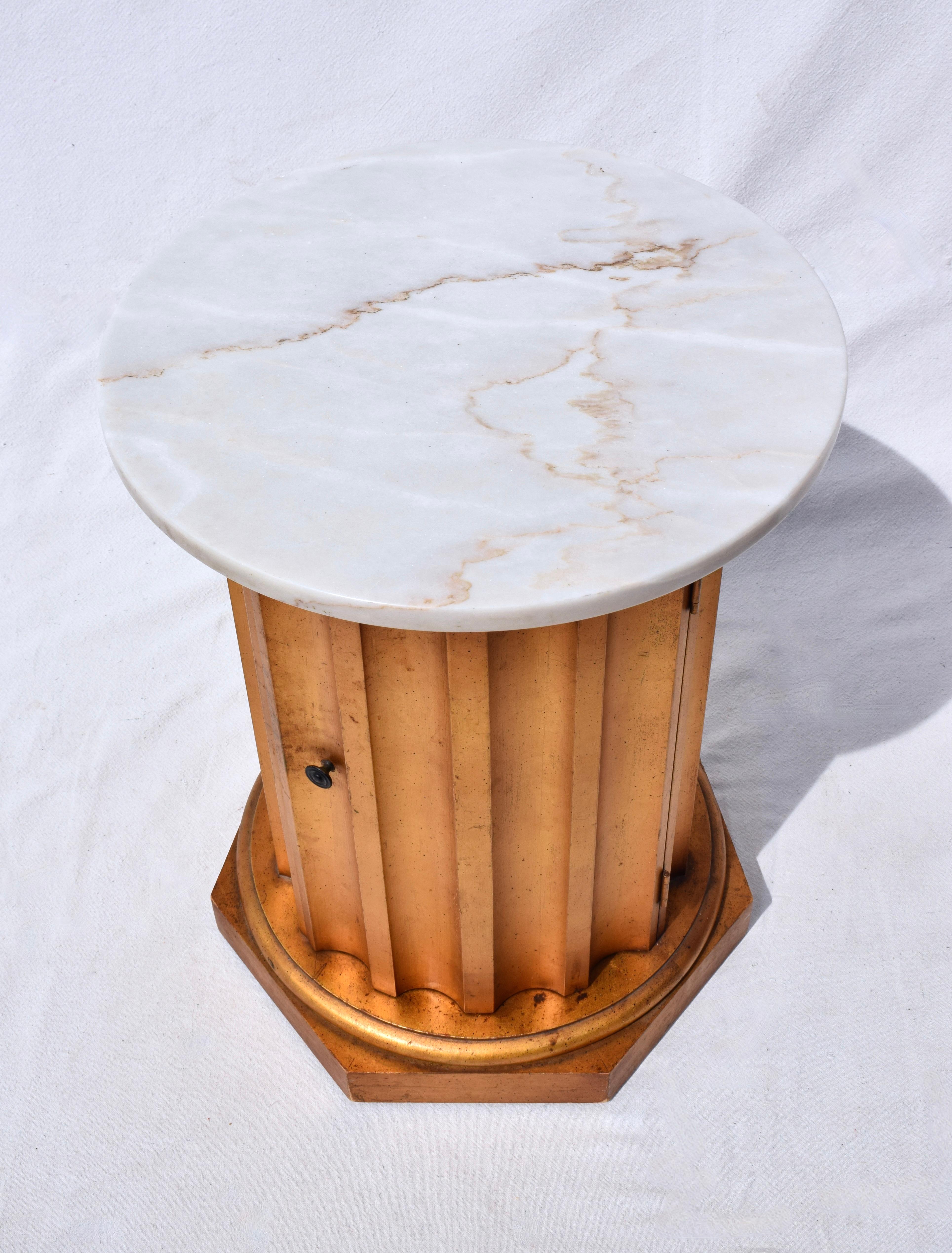 Tavolino classico italiano d'epoca con colonna scanalata e mobile a un'anta in oro dorato con interno rosso e piano in marmo bianco. Multifunzionale, adatto ad essere utilizzato come piccolo mobile bar.  