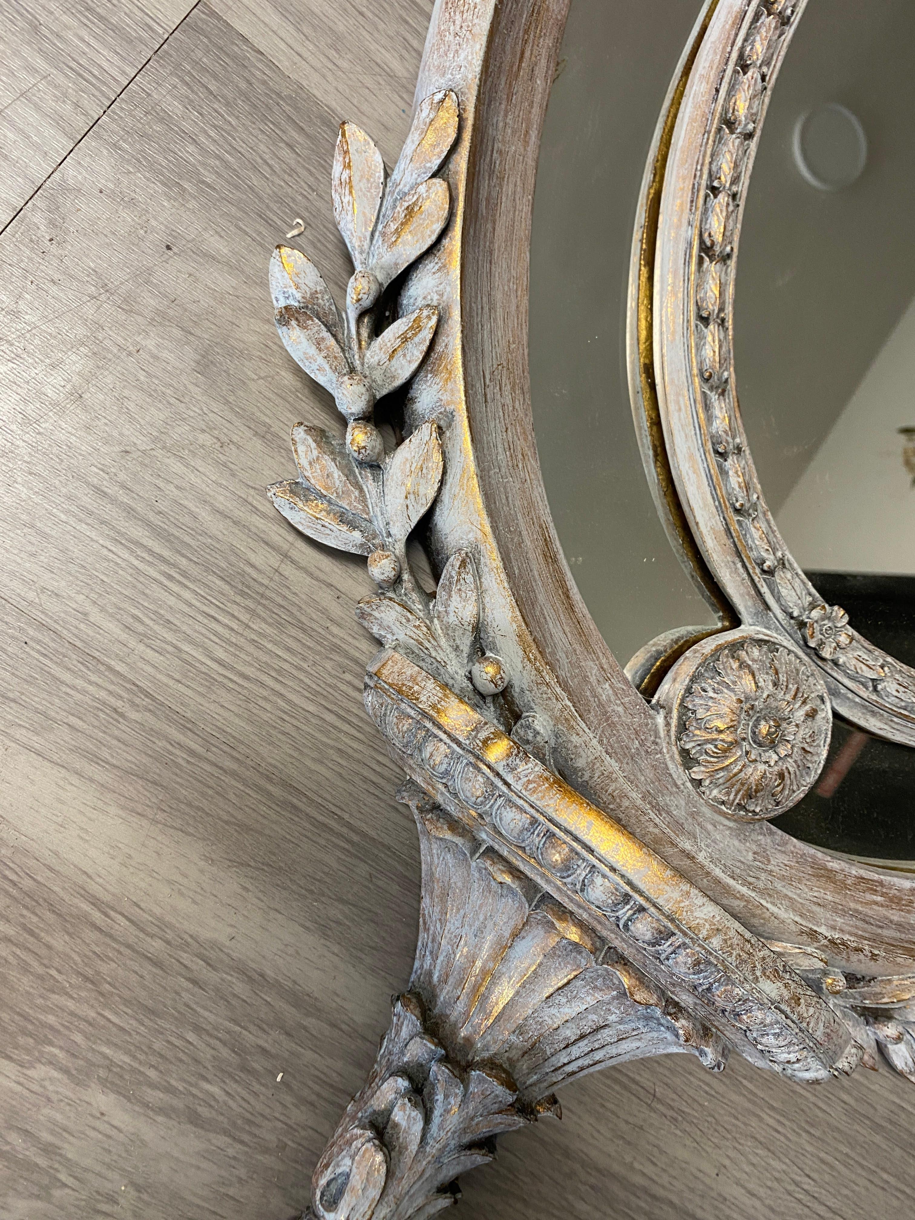 Verre Miroir mural en bois doré lavé gris de style néoclassique en vente
