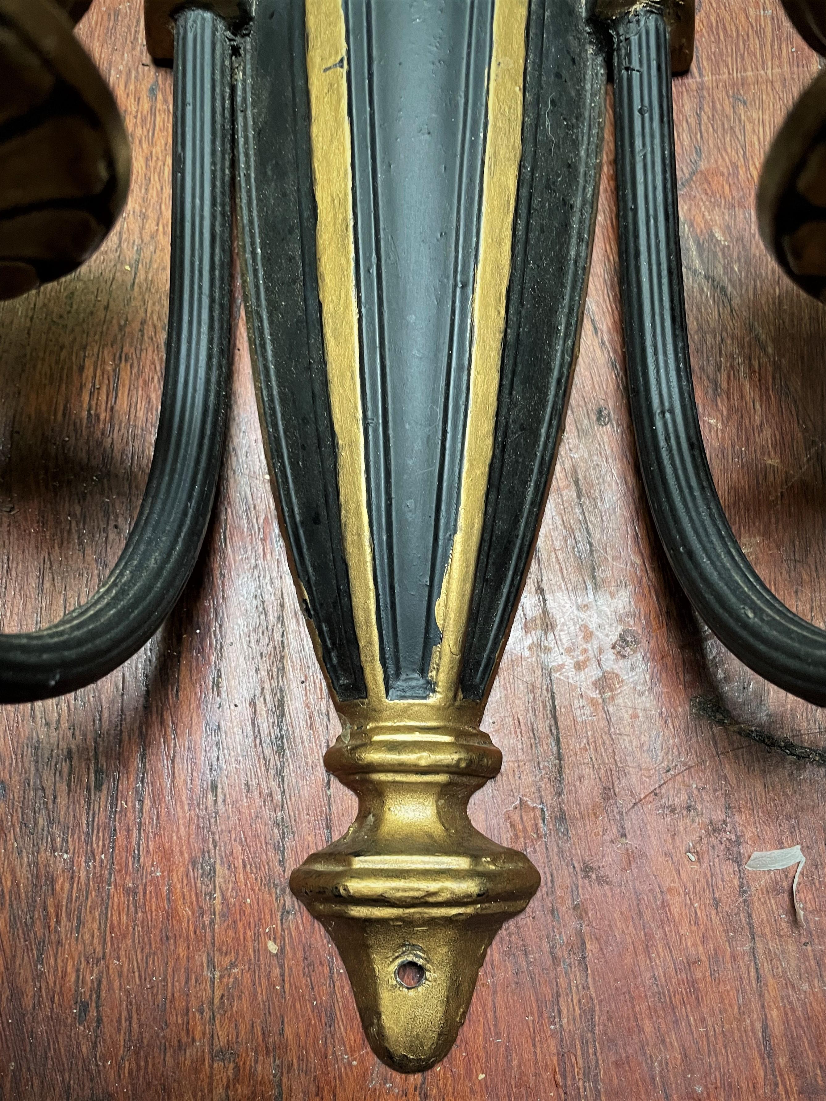 Sconcese a candela da parete in metallo fuso in stile neoclassico con chiave greca e urna, firmate Empire in vendita 2