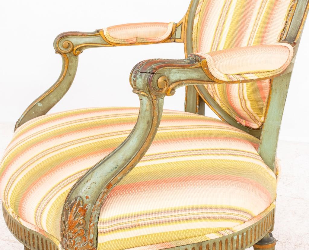Grün bemalte Sessel im neoklassischen Stil, 2 im Angebot 3