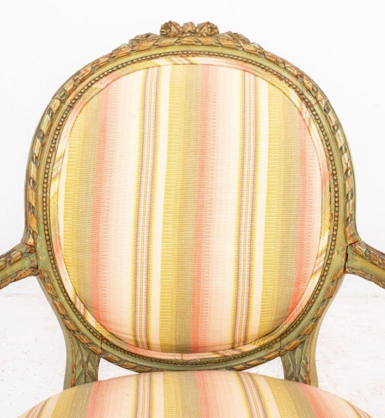 Grün bemalte Sessel im neoklassischen Stil, 2 (Polster) im Angebot