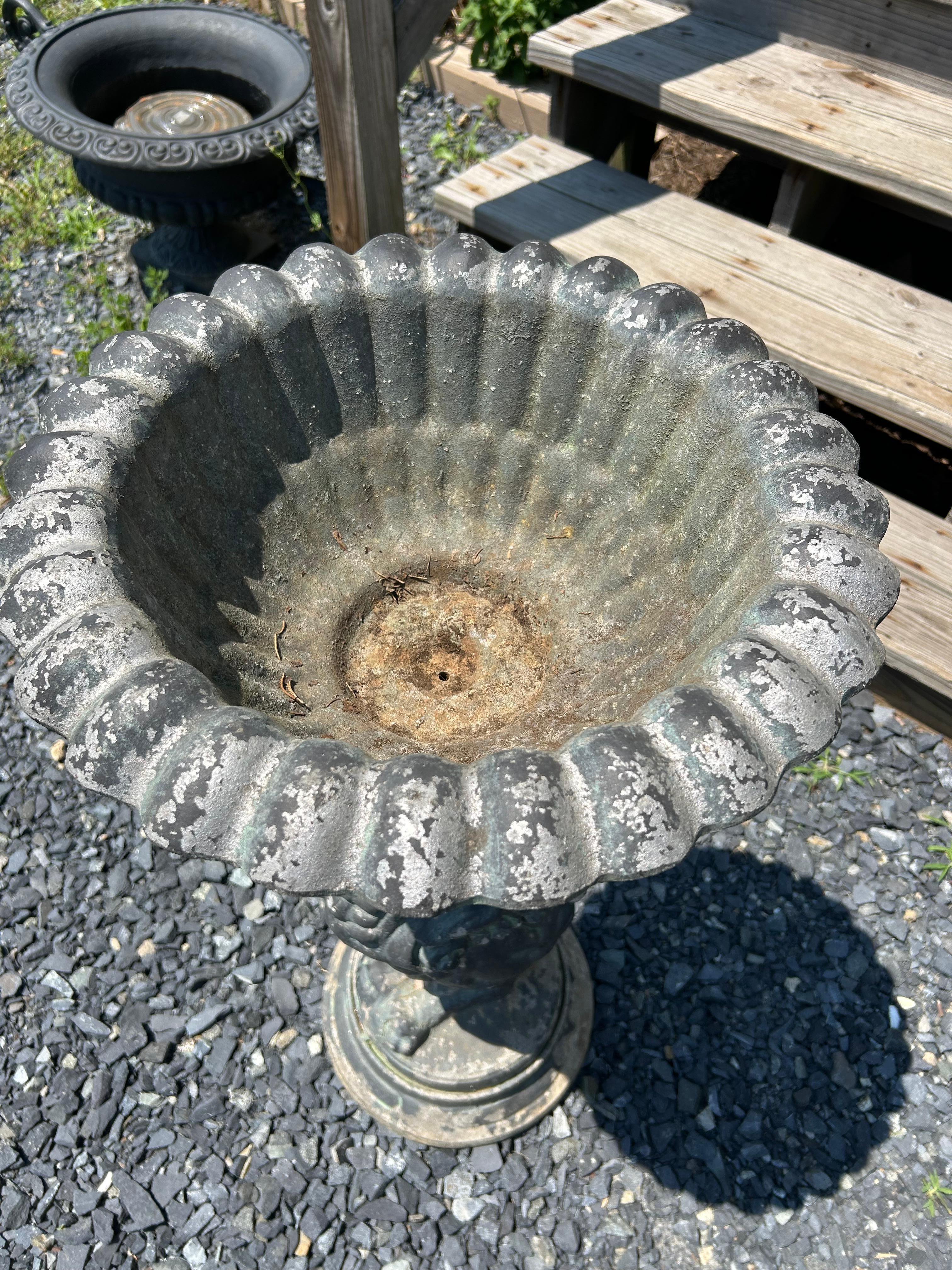 Jardinière Griffon de style néoclassique Bon état - En vente à Hopewell, NJ