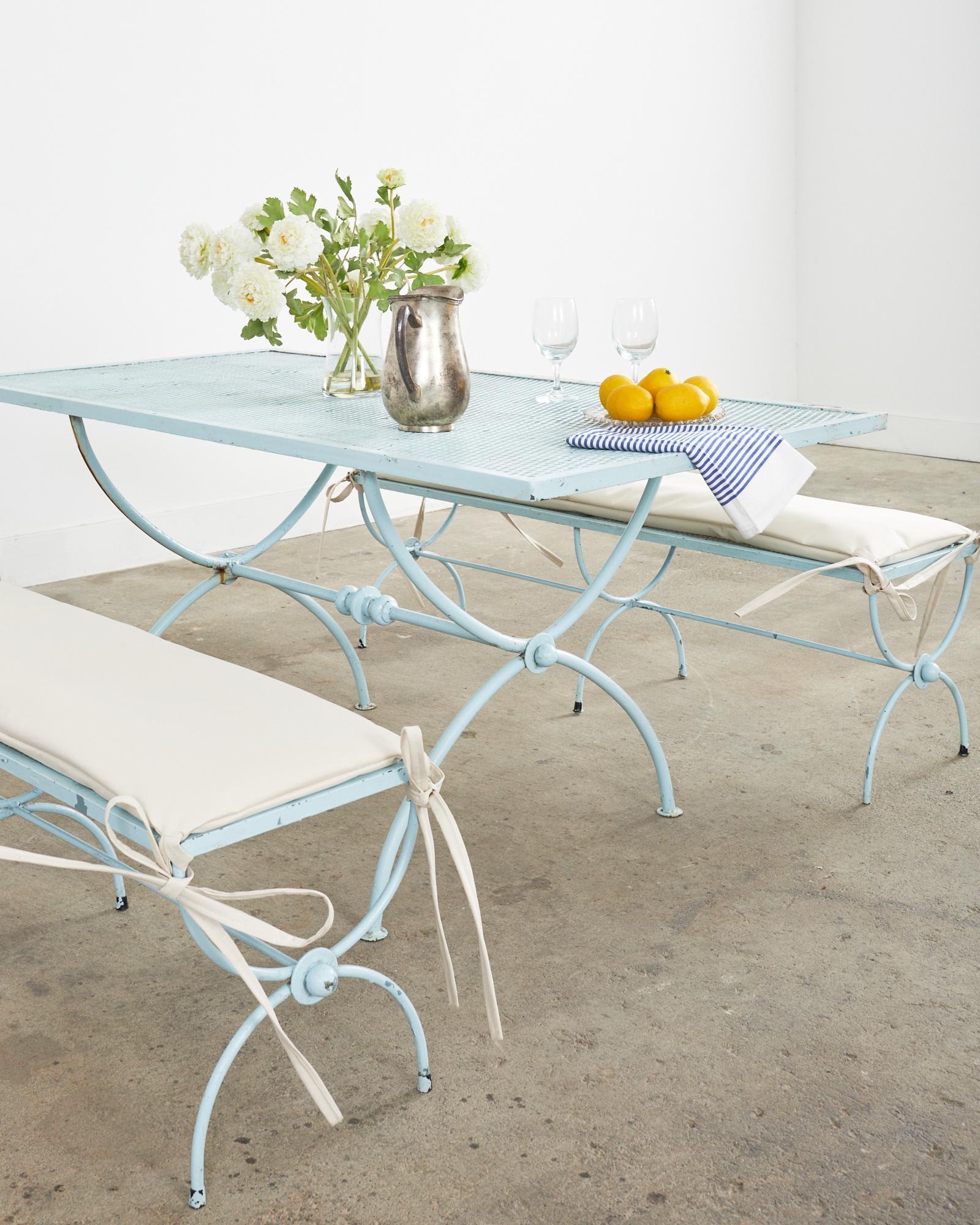 Table de salle à manger de jardin de style néoclassique à pied curule en fer en vente 2