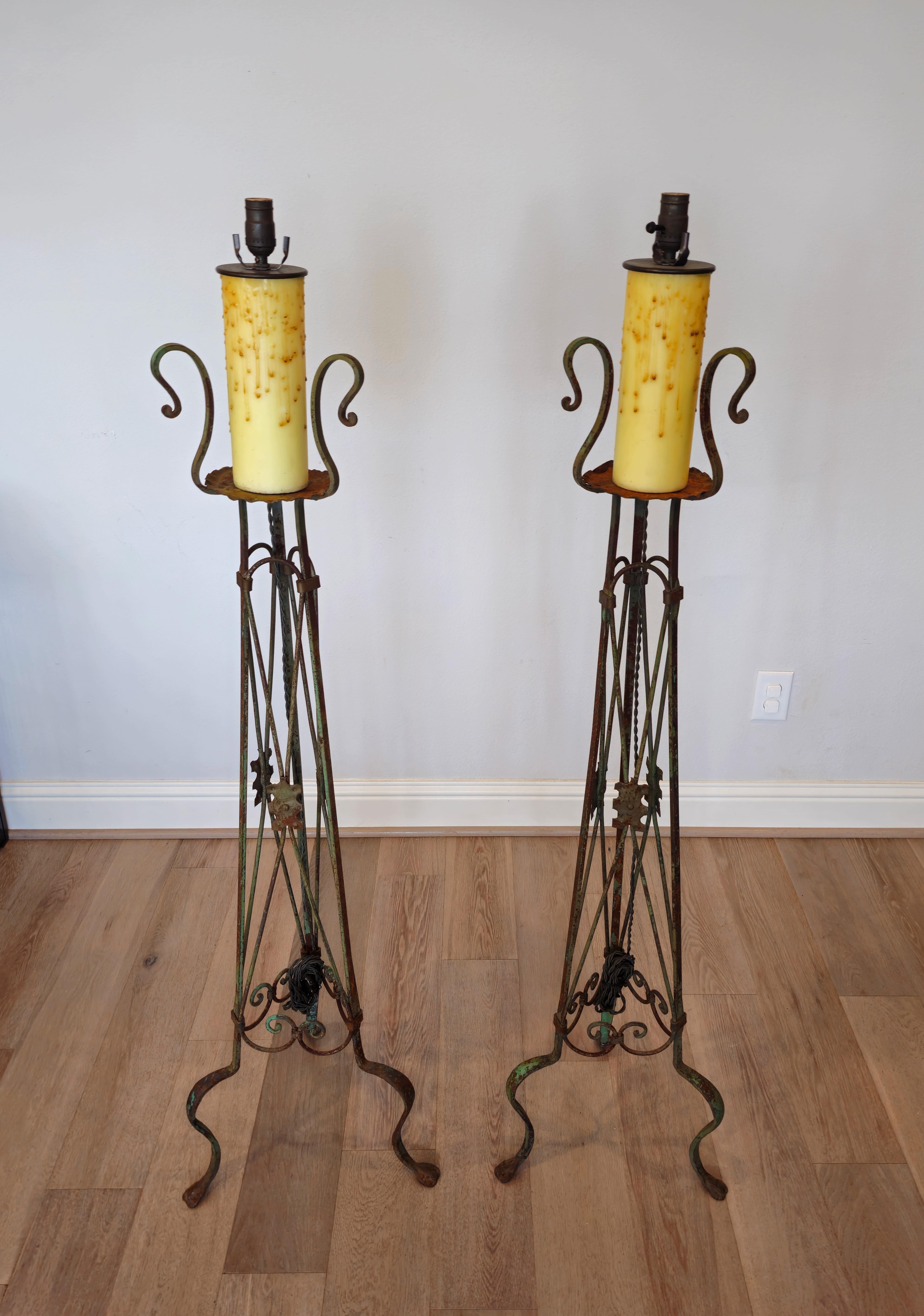 Paire de lampadaires torchères en fer de style néoclassique avec fausse bougie  en vente 6