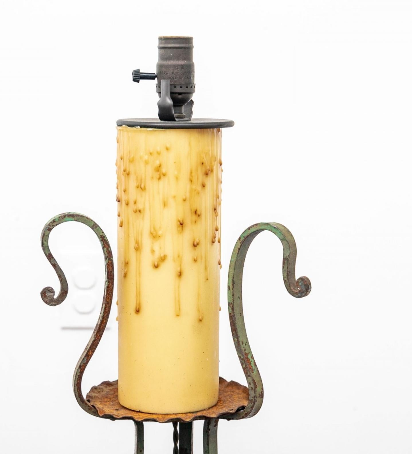 Paire de lampadaires torchères en fer de style néoclassique avec fausse bougie  en vente 10