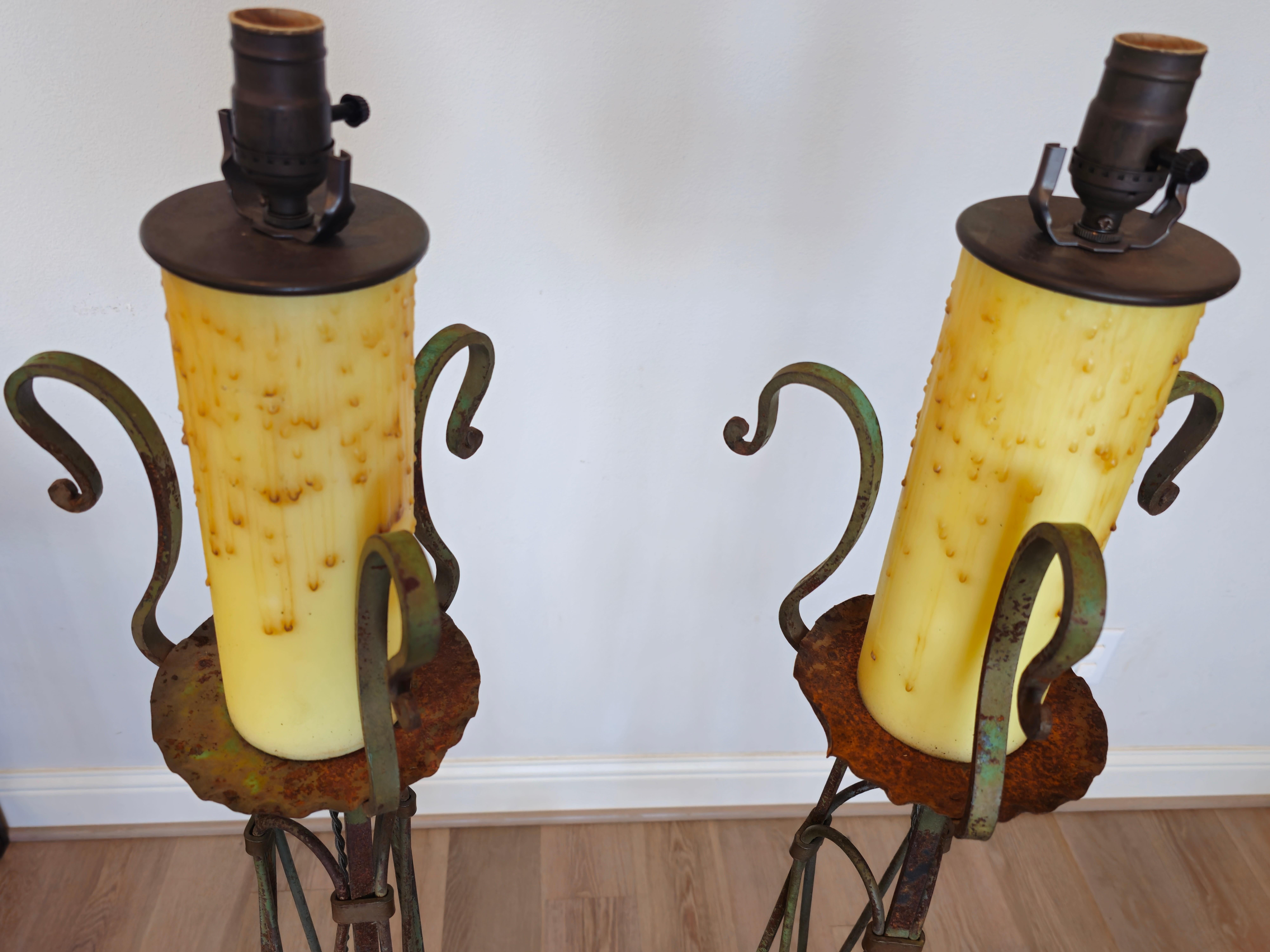 Neoklassischen Stil Eisen Faux Kerze Fackel Stehlampe Paar  im Angebot 2