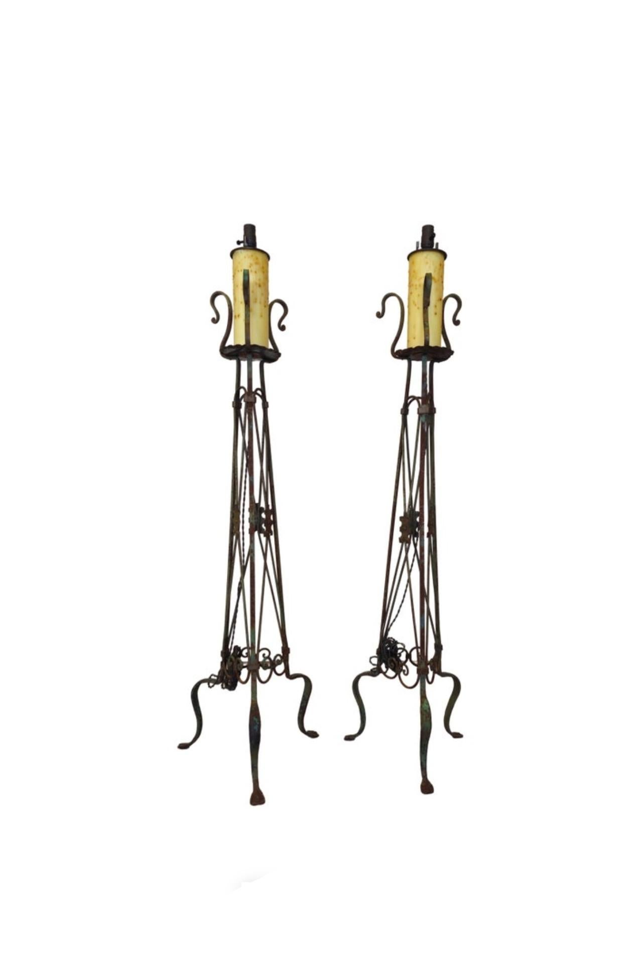 Paire de lampadaires torchères en fer de style néoclassique avec fausse bougie  en vente