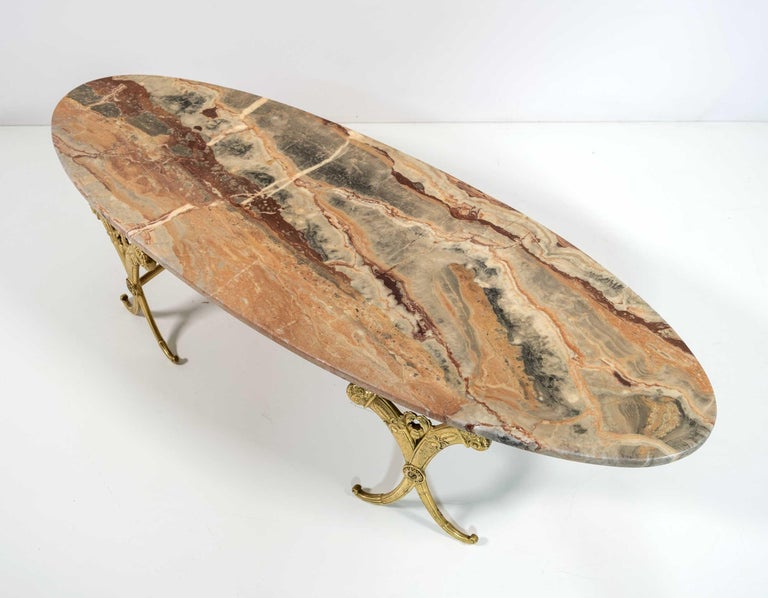Neoclassical Style Italian Brass and Marble Oval Coffee Table, 1950s In Good Condition For Sale In Puglia, Puglia