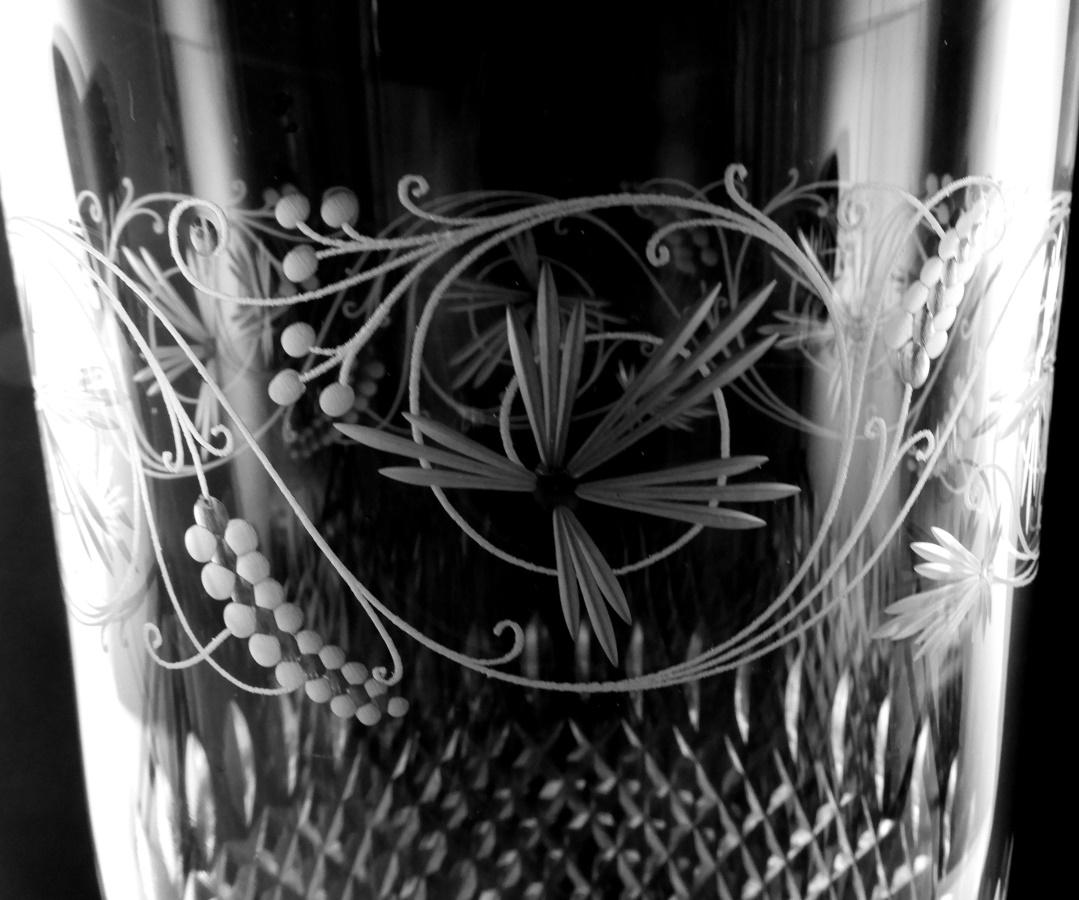 Vase italien de style néoclassique en forme de calice avec fond en cristal de diamants en vente 3