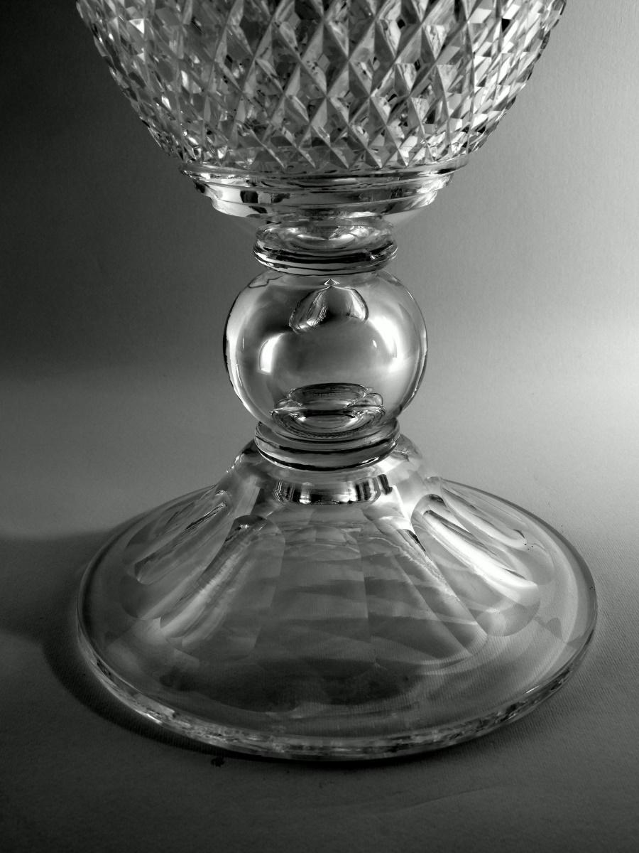 Neoclassical Style Italian Chalice-Shaped Vase in Ground and Diamond Crystal For Sale 8