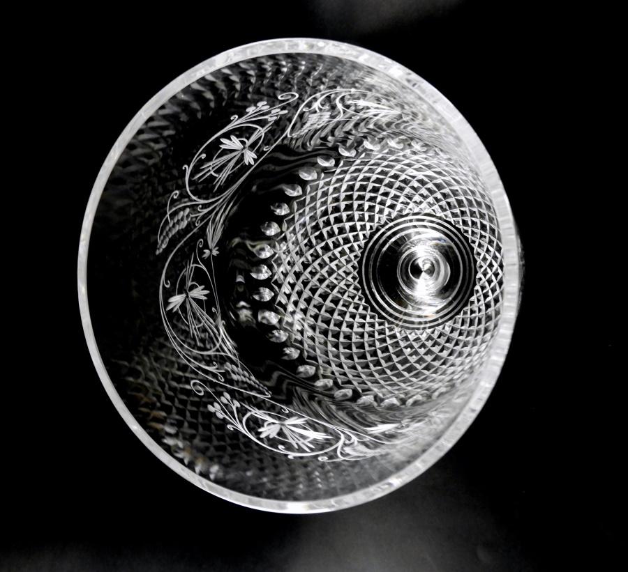 Vase italien de style néoclassique en forme de calice avec fond en cristal de diamants en vente 7