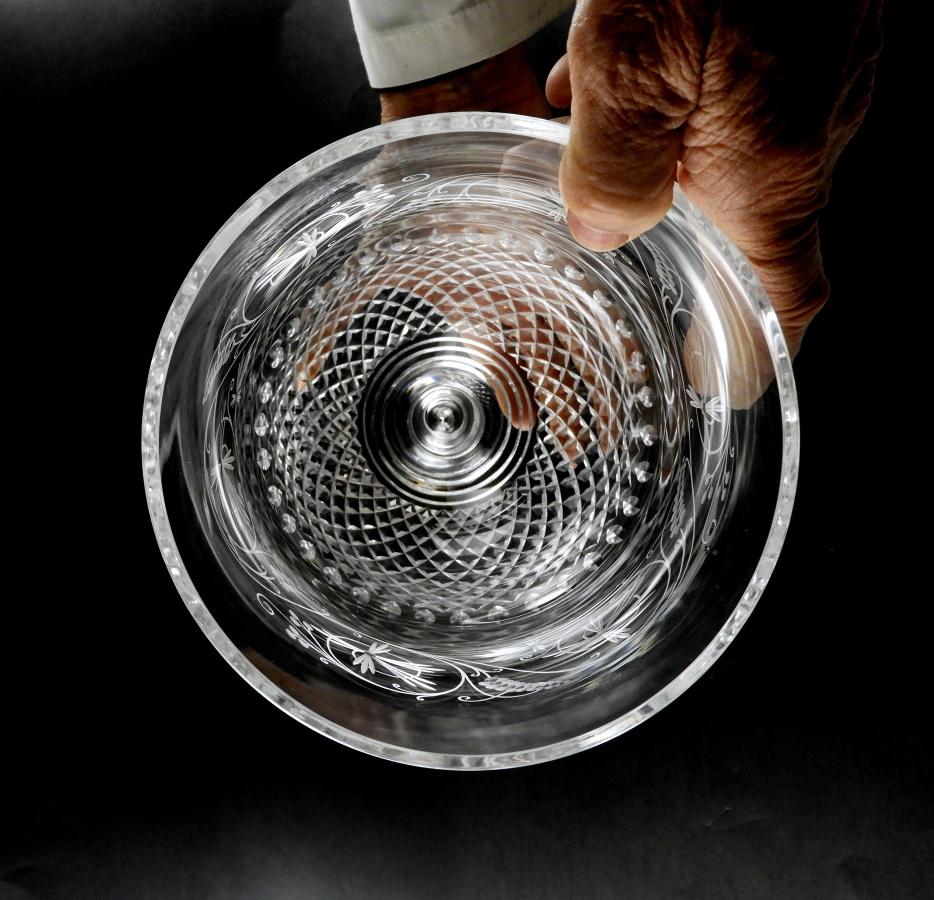 Vase italien de style néoclassique en forme de calice avec fond en cristal de diamants en vente 10