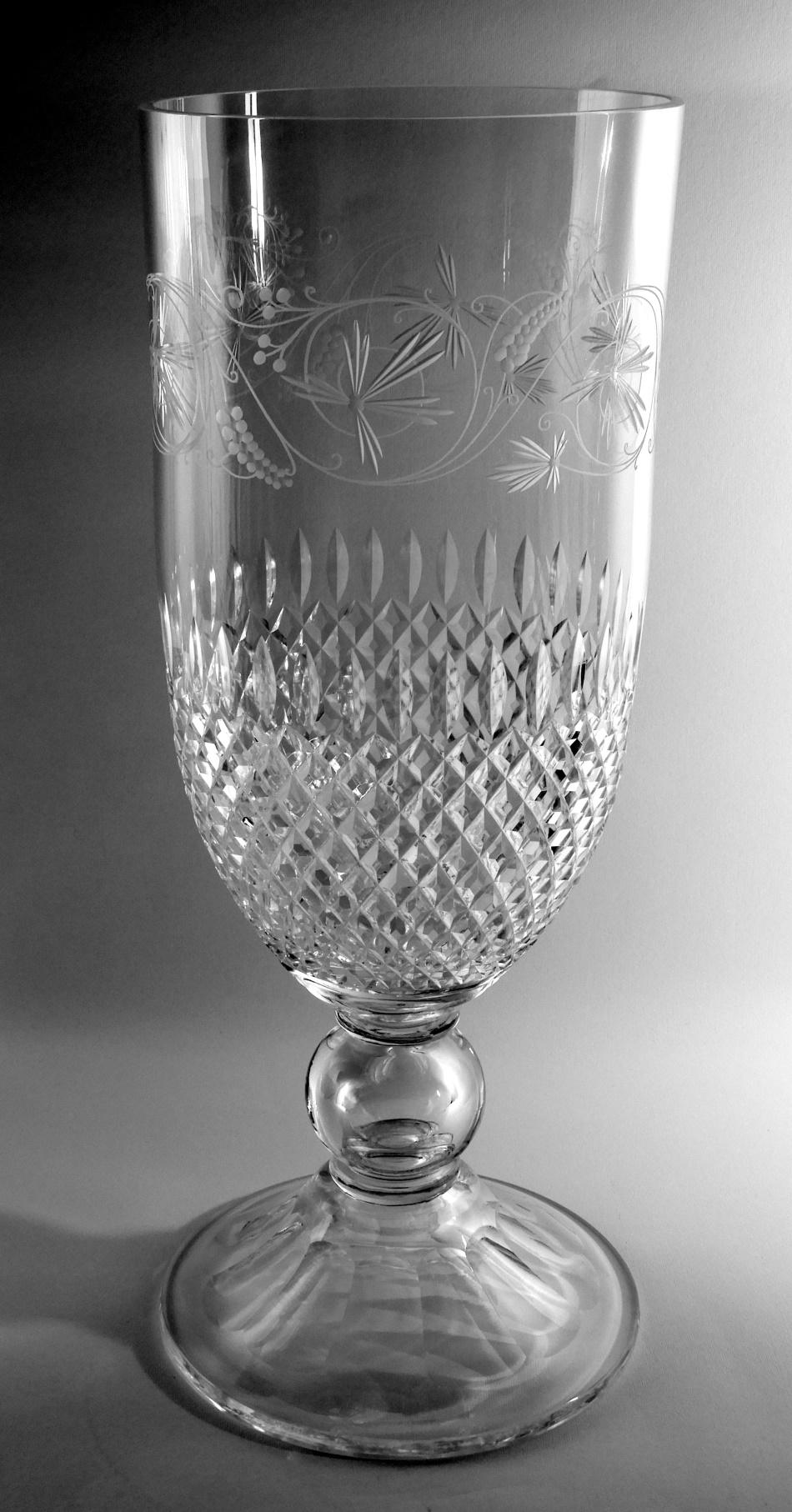 Fait main Vase italien de style néoclassique en forme de calice avec fond en cristal de diamants en vente