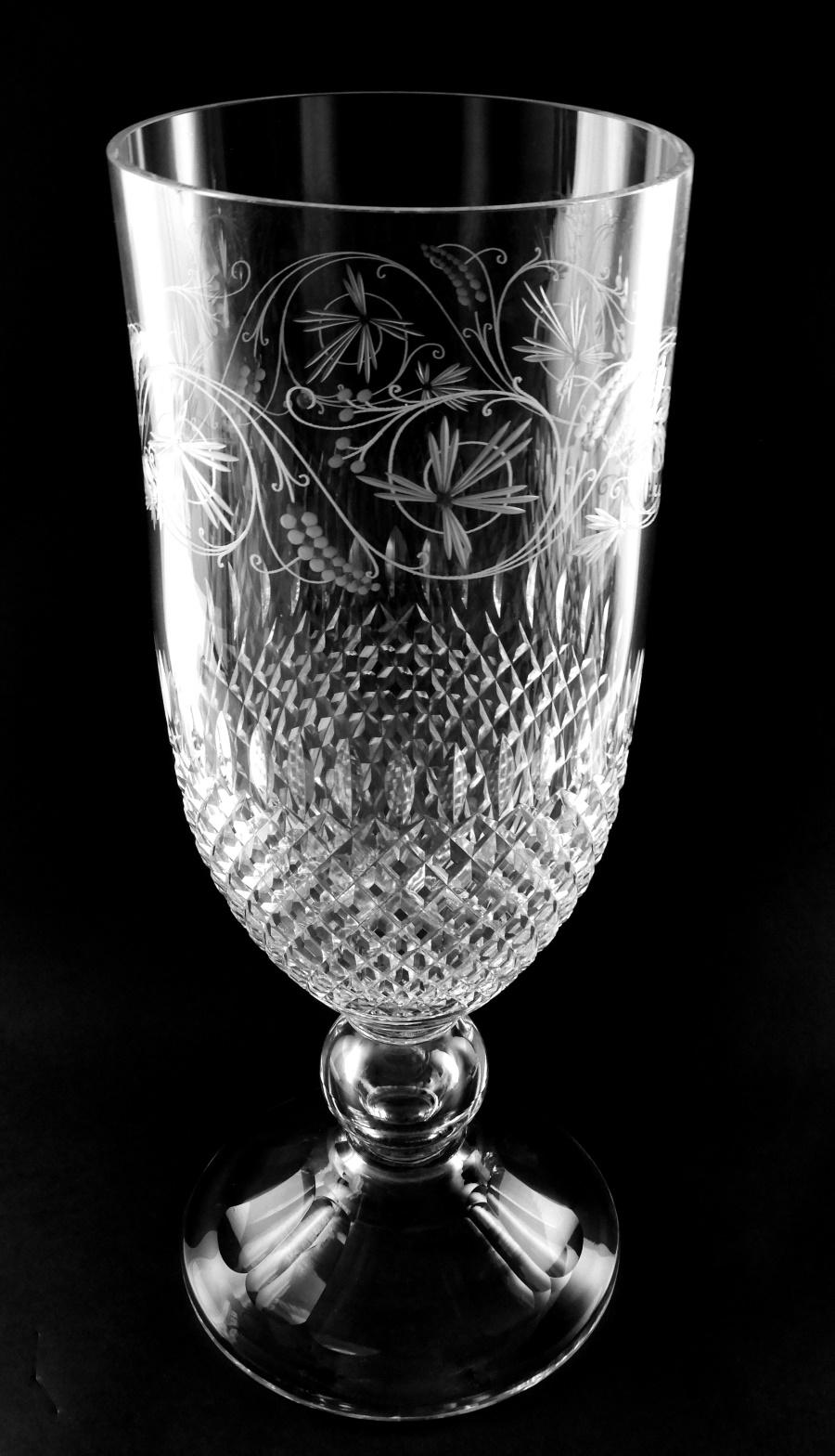 20th Century Neoclassical Style Italian Chalice-Shaped Vase in Ground and Diamond Crystal For Sale