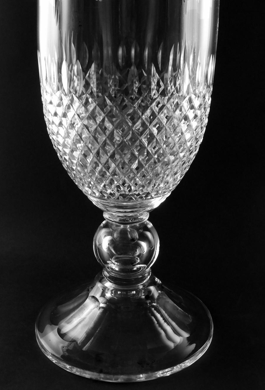 20ième siècle Vase italien de style néoclassique en forme de calice avec fond en cristal de diamants en vente